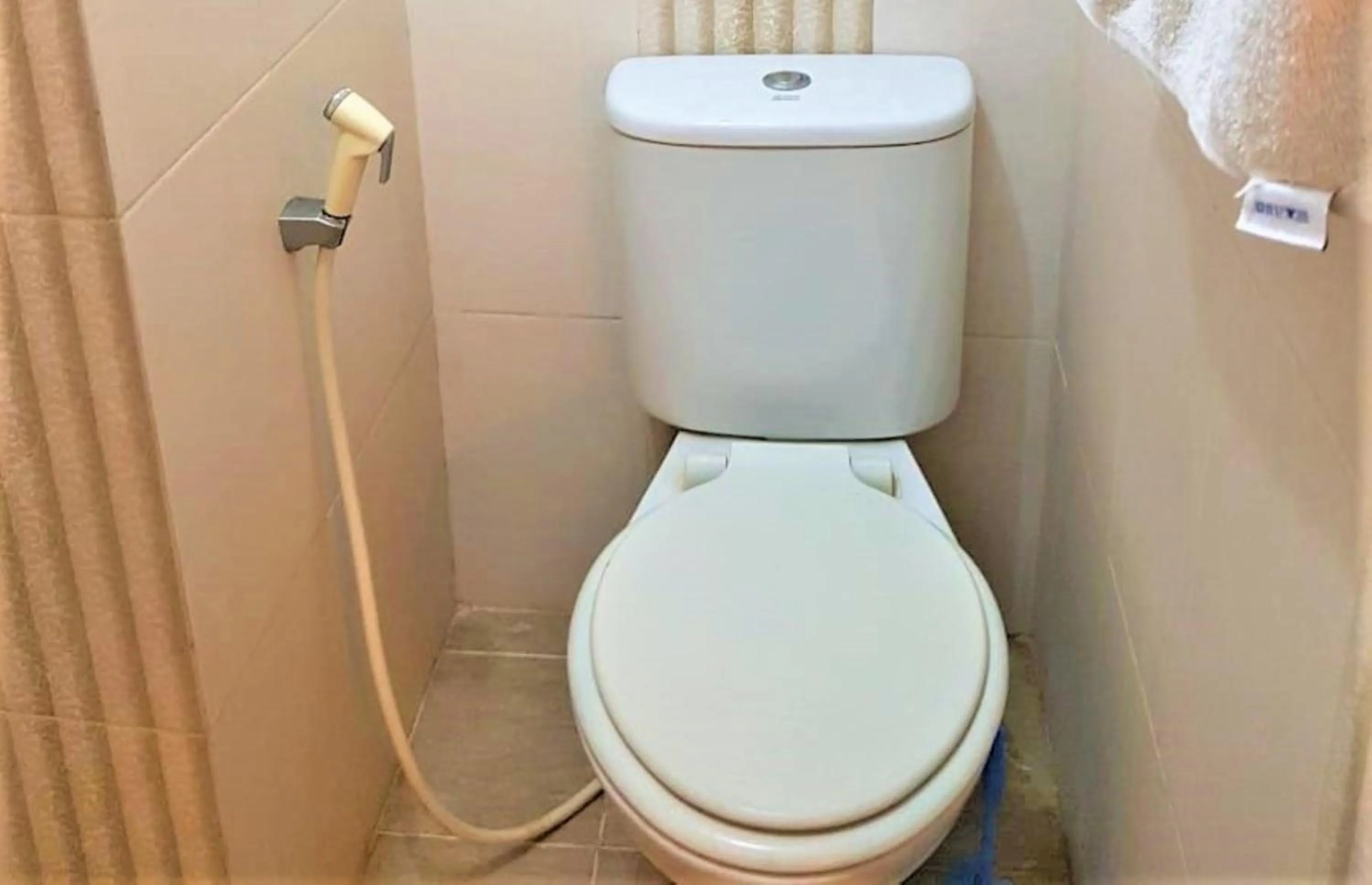 Bathroom in Apartemen Mutiara Bekasi by Veeroom