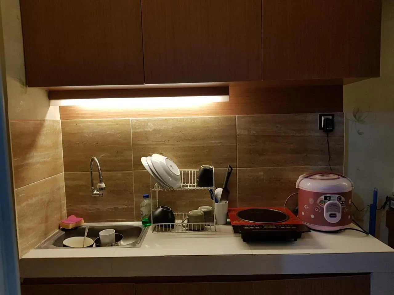 Kitchen or kitchenette in Apartemen Mutiara Bekasi by Veeroom