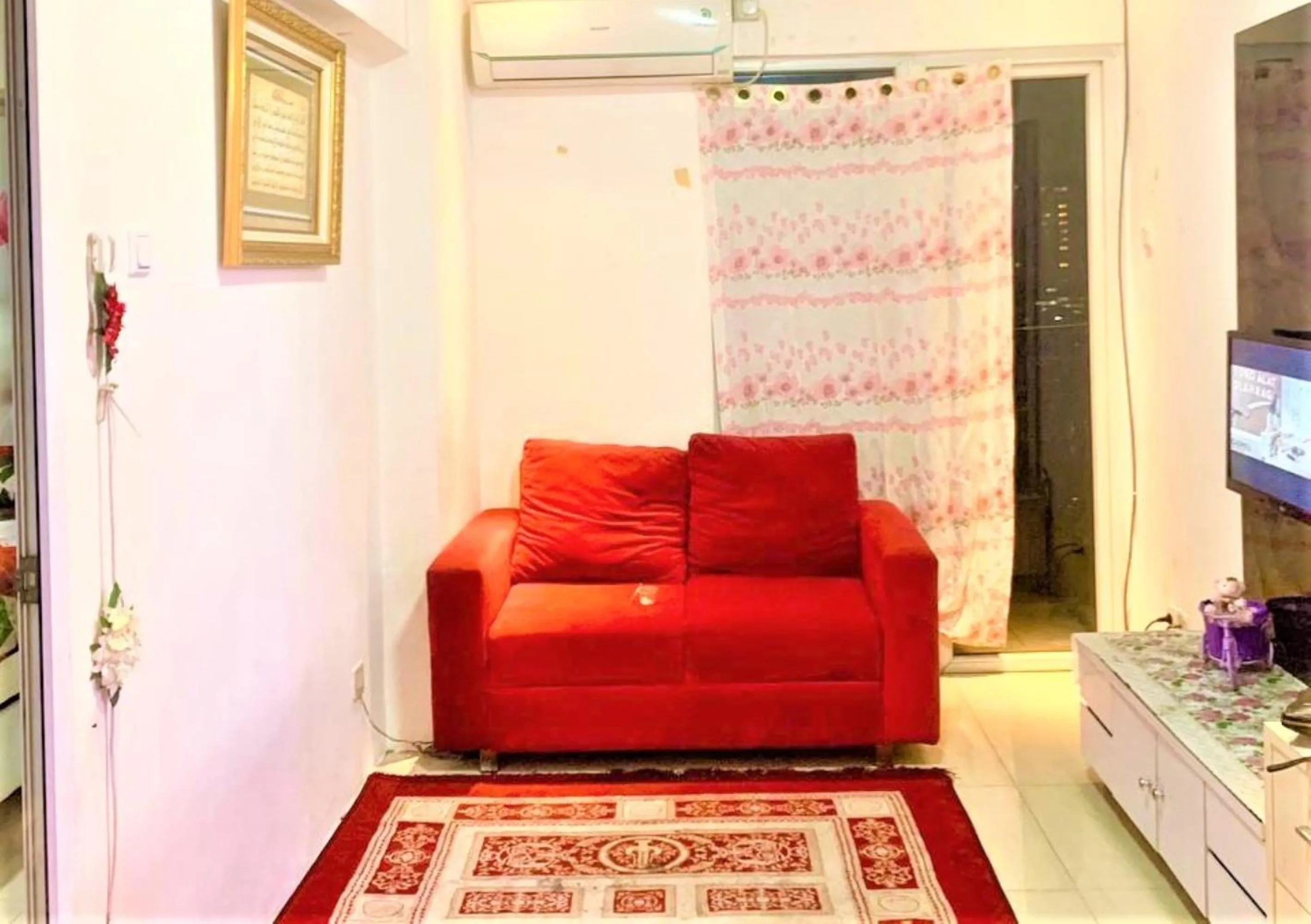 Living room in Apartemen Mutiara Bekasi by Veeroom