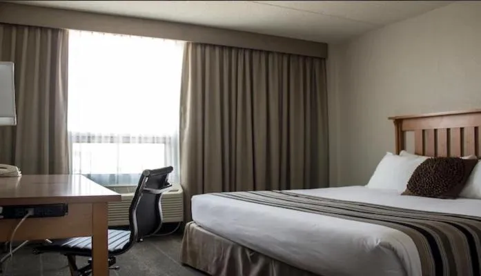 Bedroom, Bed in Heritage Inn Hotel & Convention Centre - Saskatoon
