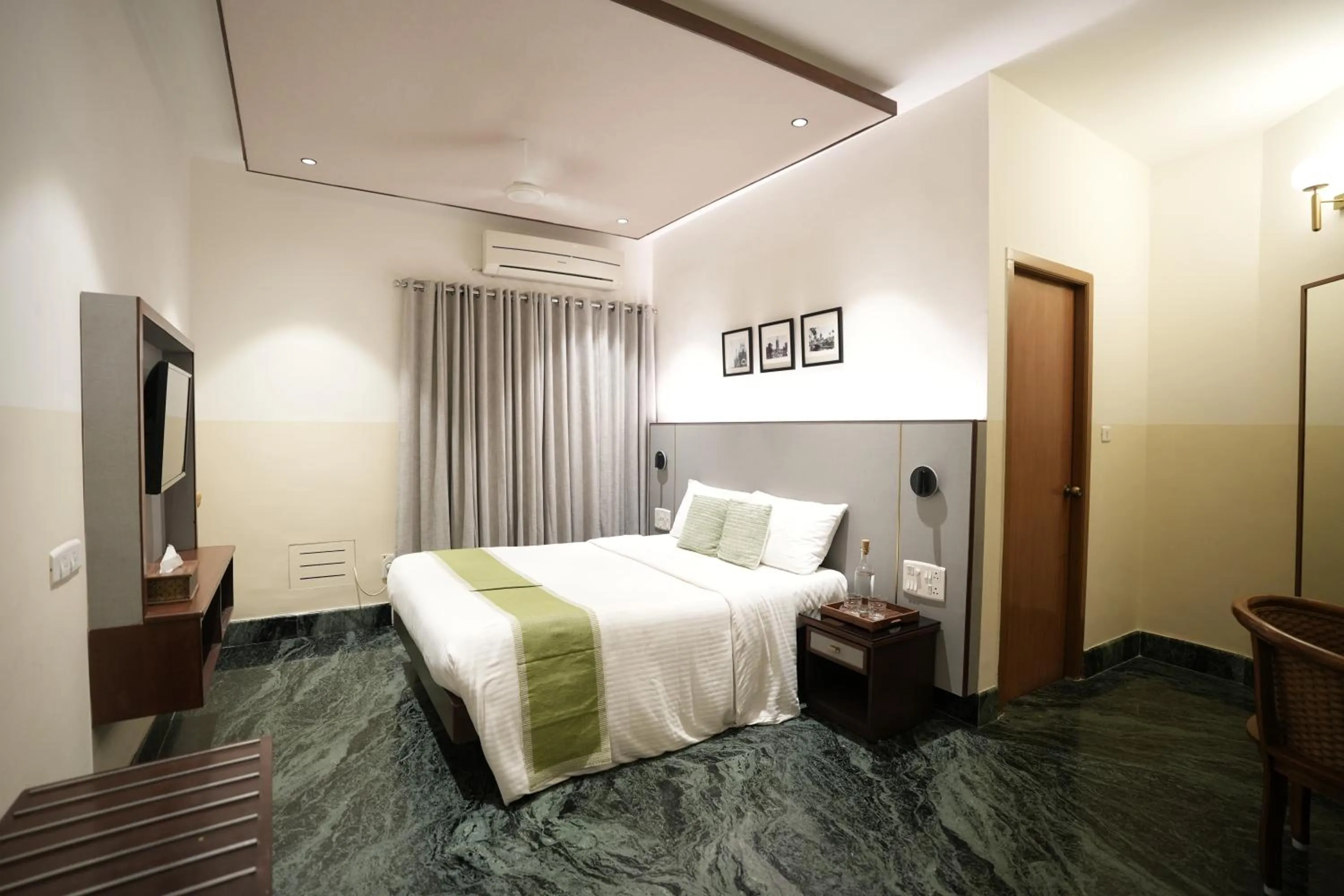 Property building, Bed in Hanu Reddy Residences Poes Garden