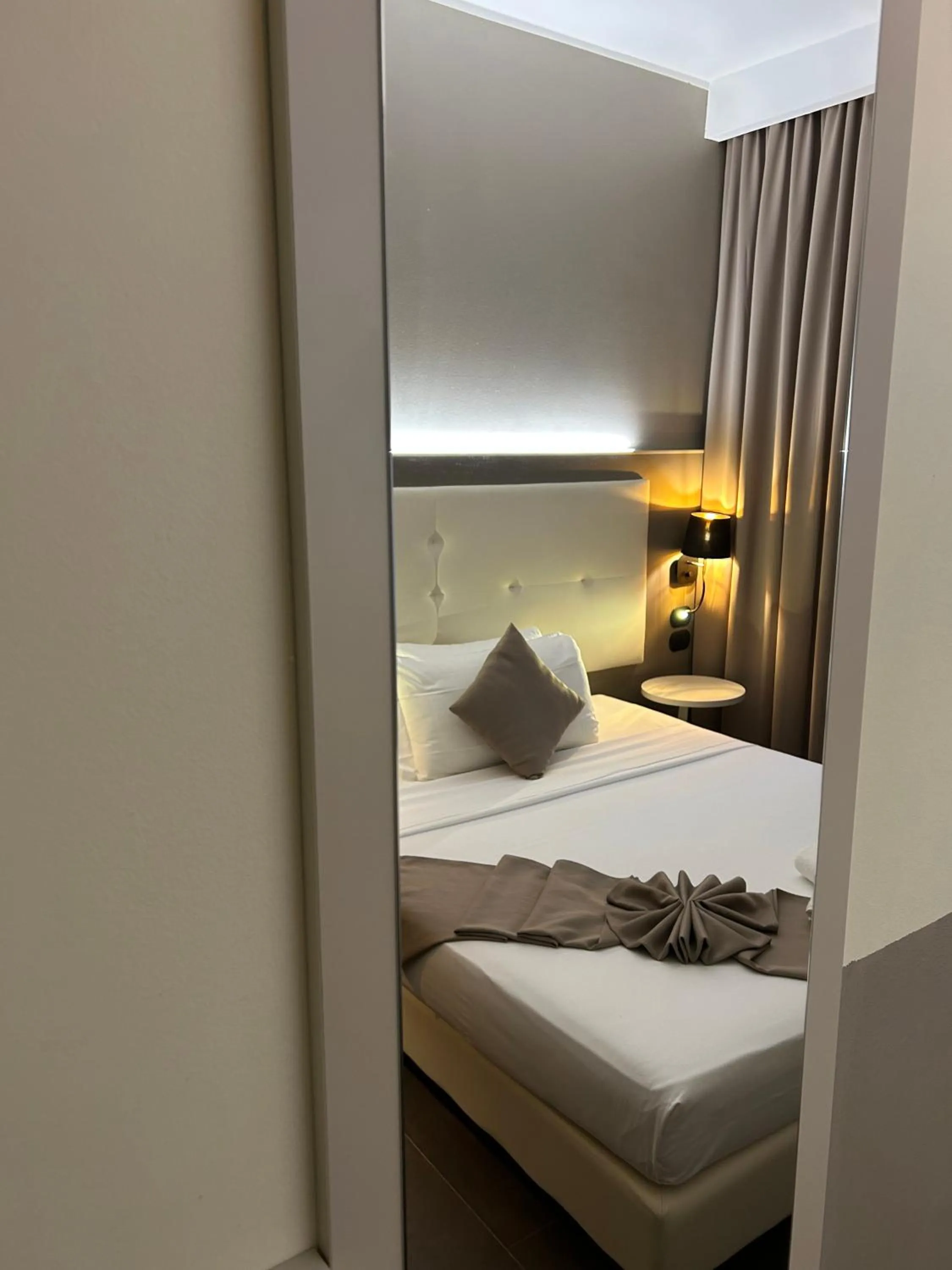 Photo of the whole room, Bed in Hotel Stradivari