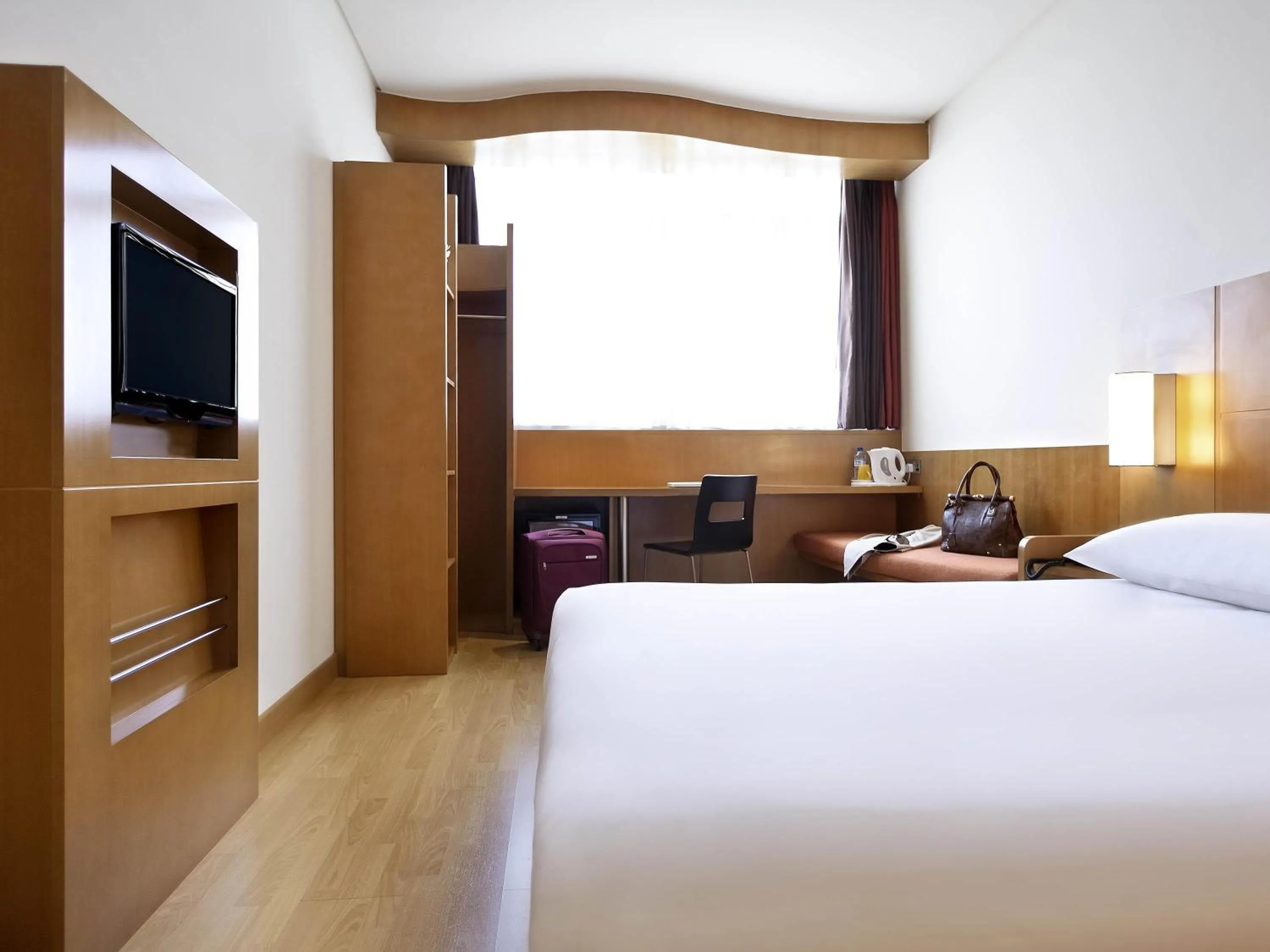 Bedroom, Bed in Ibis Abu Dhabi Gate