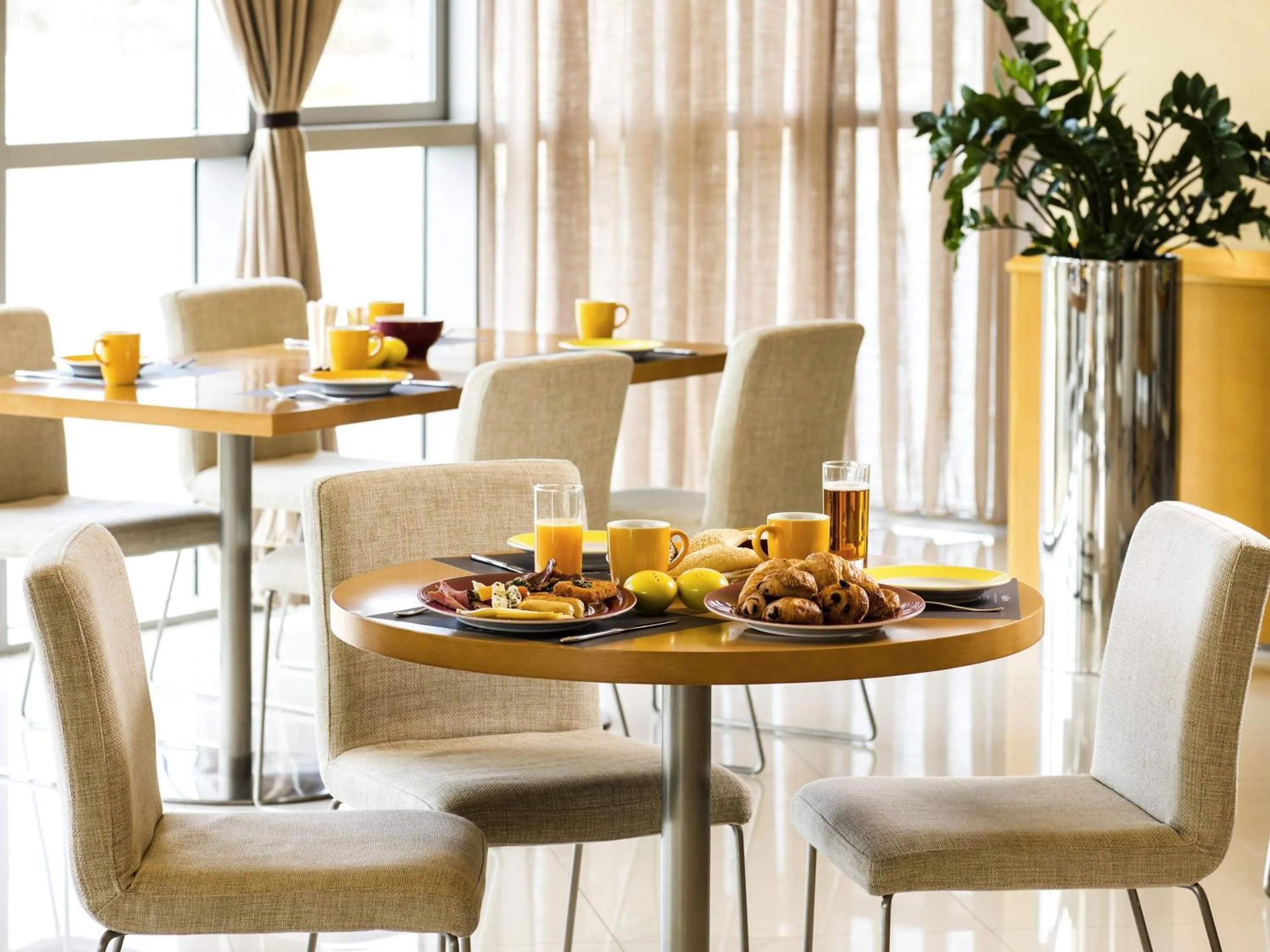 Restaurant/places to eat in Ibis Abu Dhabi Gate