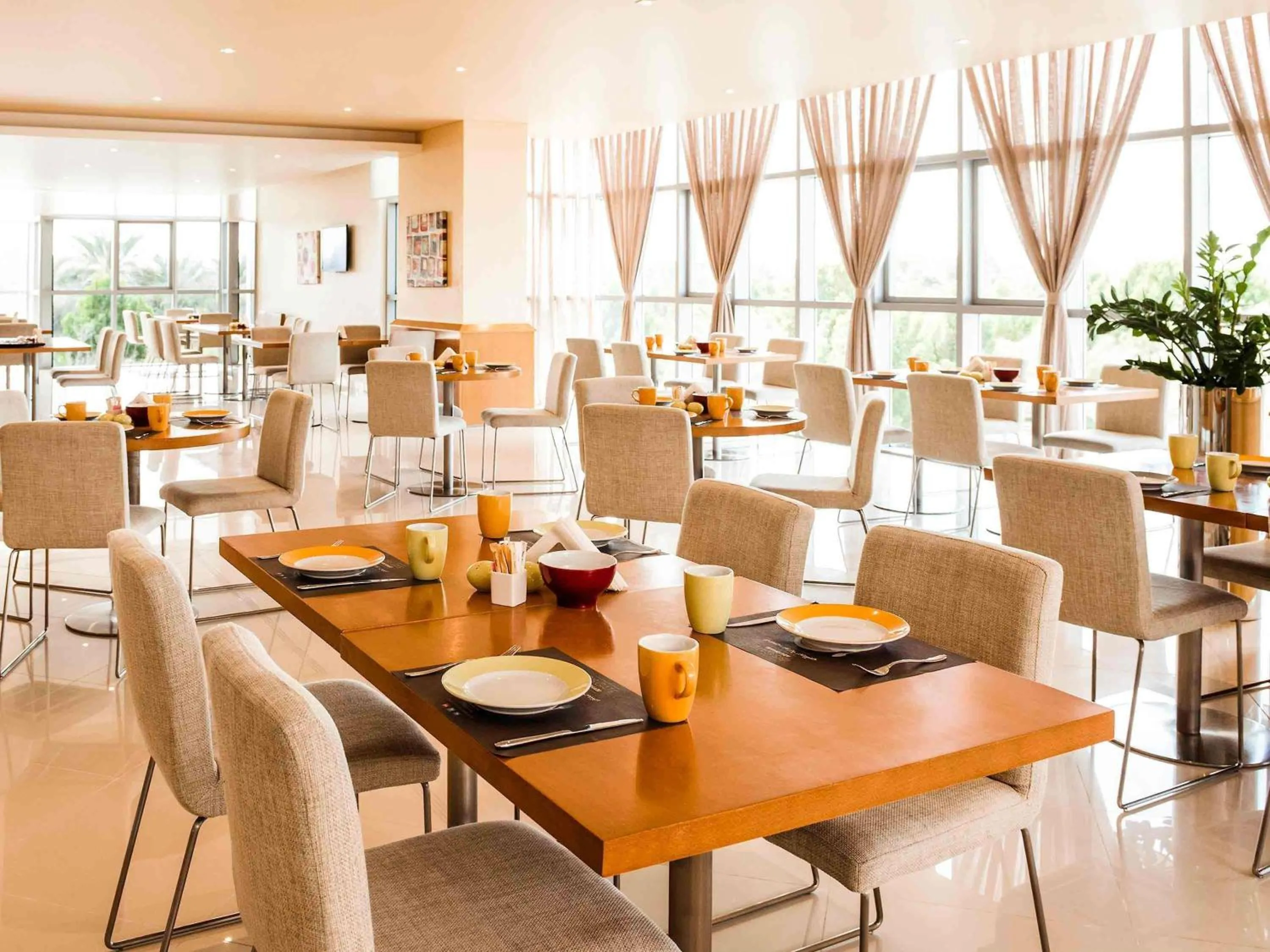 Restaurant/places to eat in Ibis Abu Dhabi Gate