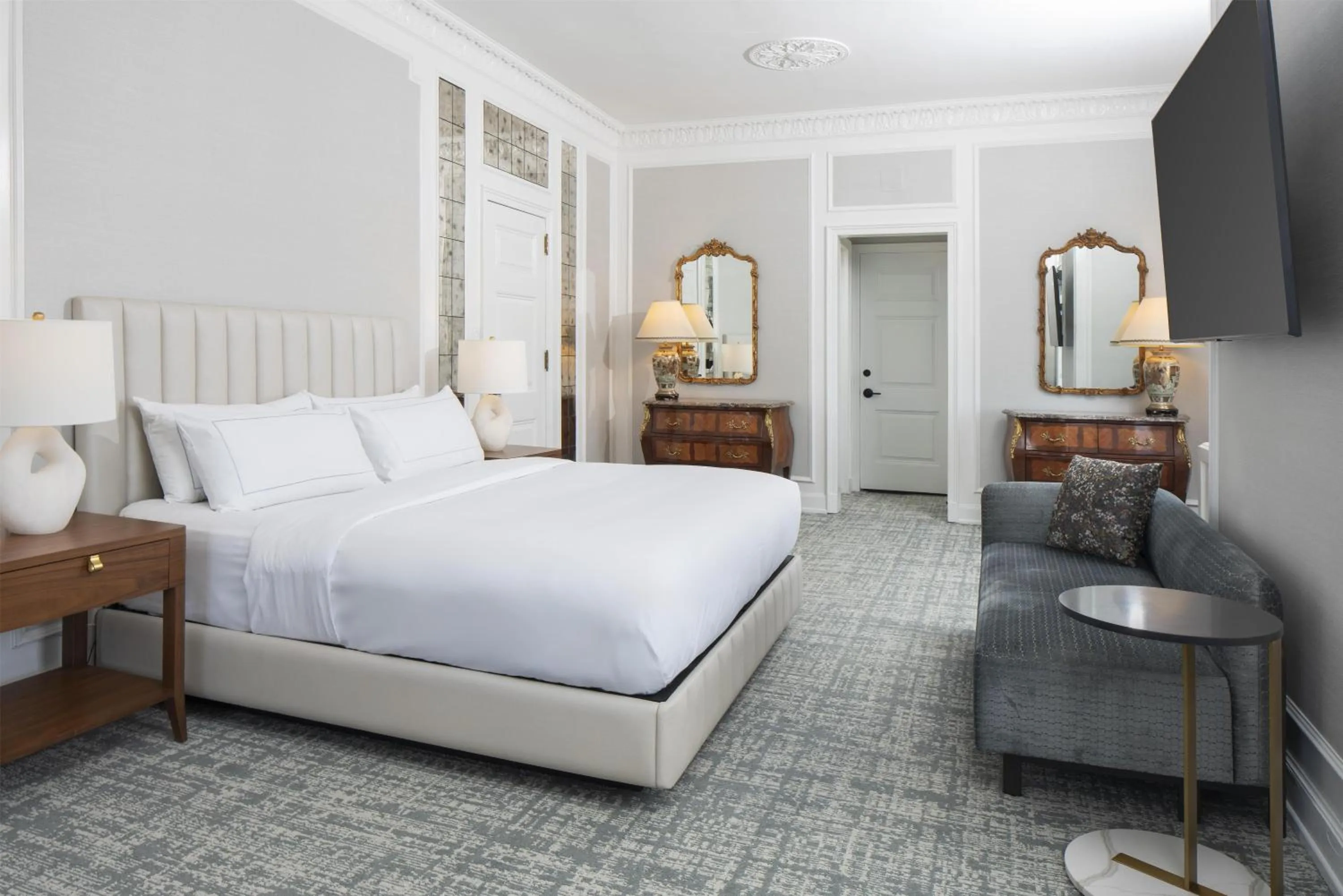 Living room, Bed in Hilton Milwaukee