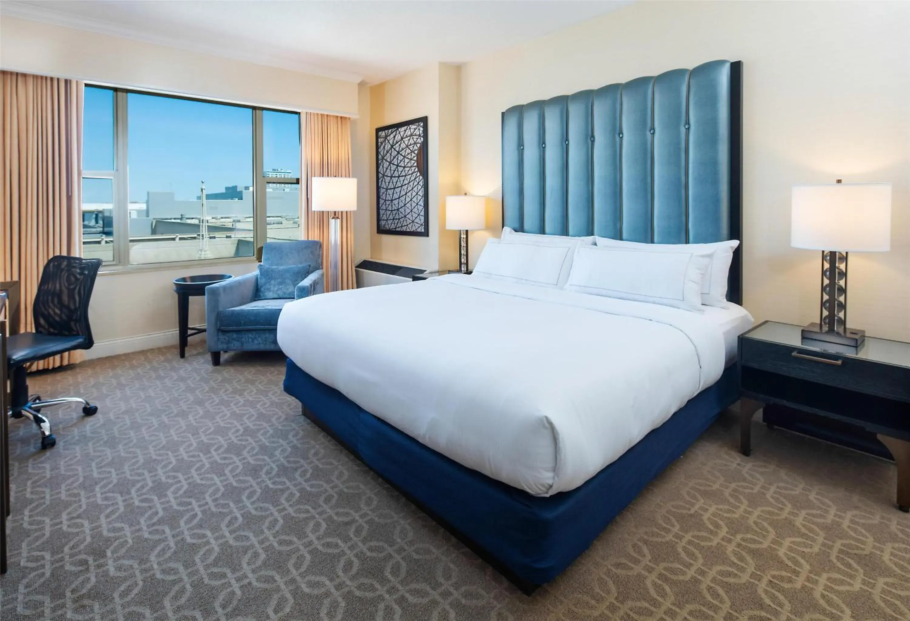 King Room with Bath Tub - Mobility Access in Hilton Milwaukee King Room with Bath Tub - Mobility Access in Hilton Milwaukee