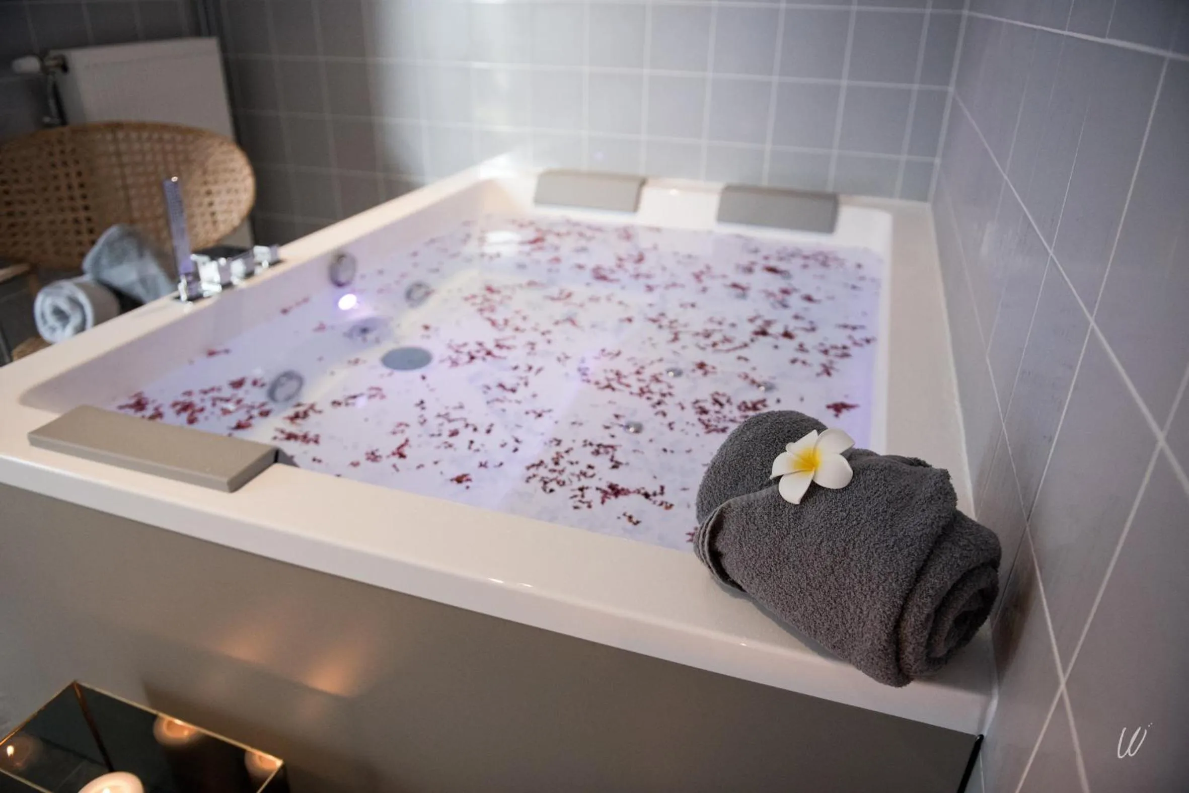 Hot Tub in Armes de Champagne Hôtel & Spa