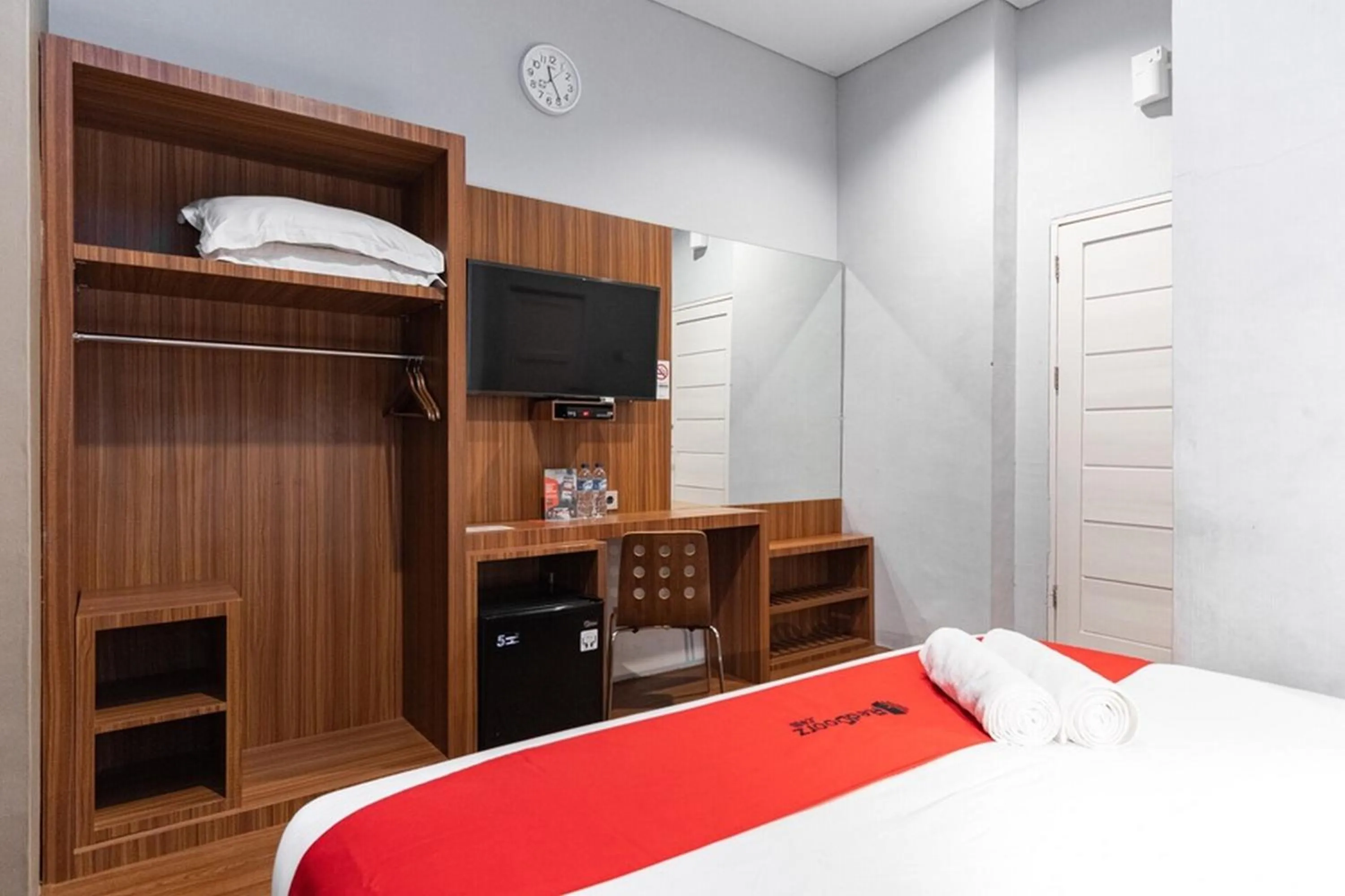 TV and multimedia, Bed in RedDoorz Premium near Centre Point Mall Medan