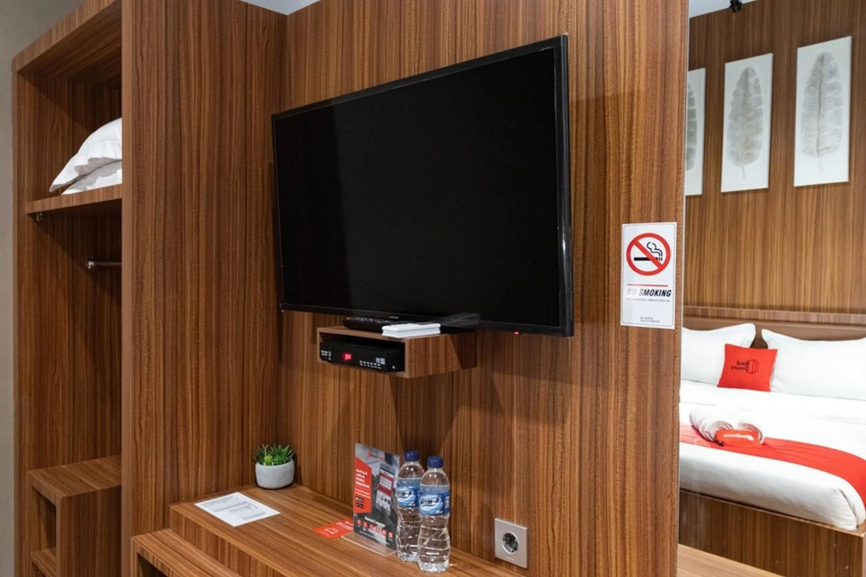 TV and multimedia, Bed in RedDoorz Premium near Centre Point Mall Medan