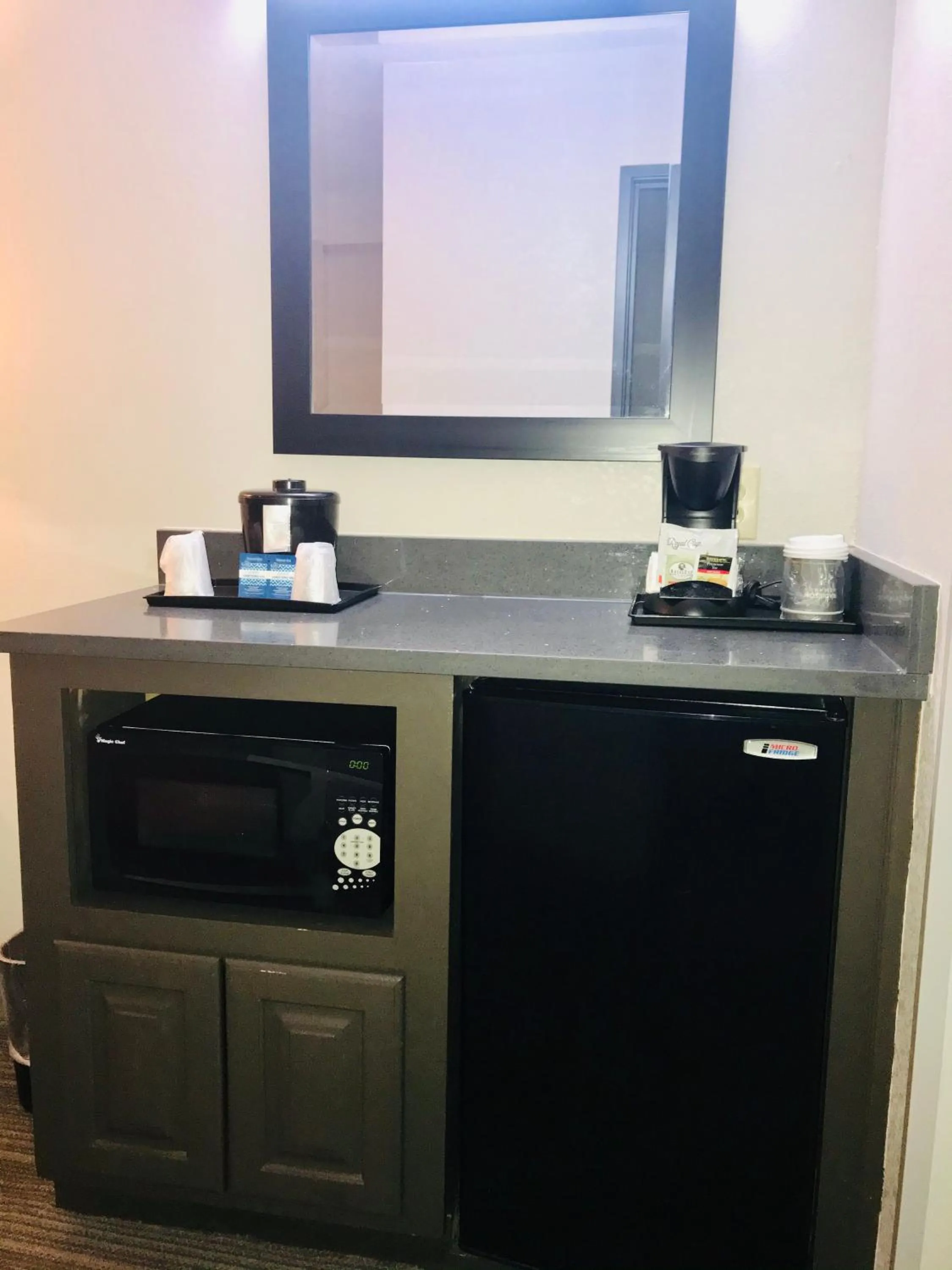 Coffee/tea facilities in Country Inn & Suites by Radisson, Warner Robins, GA