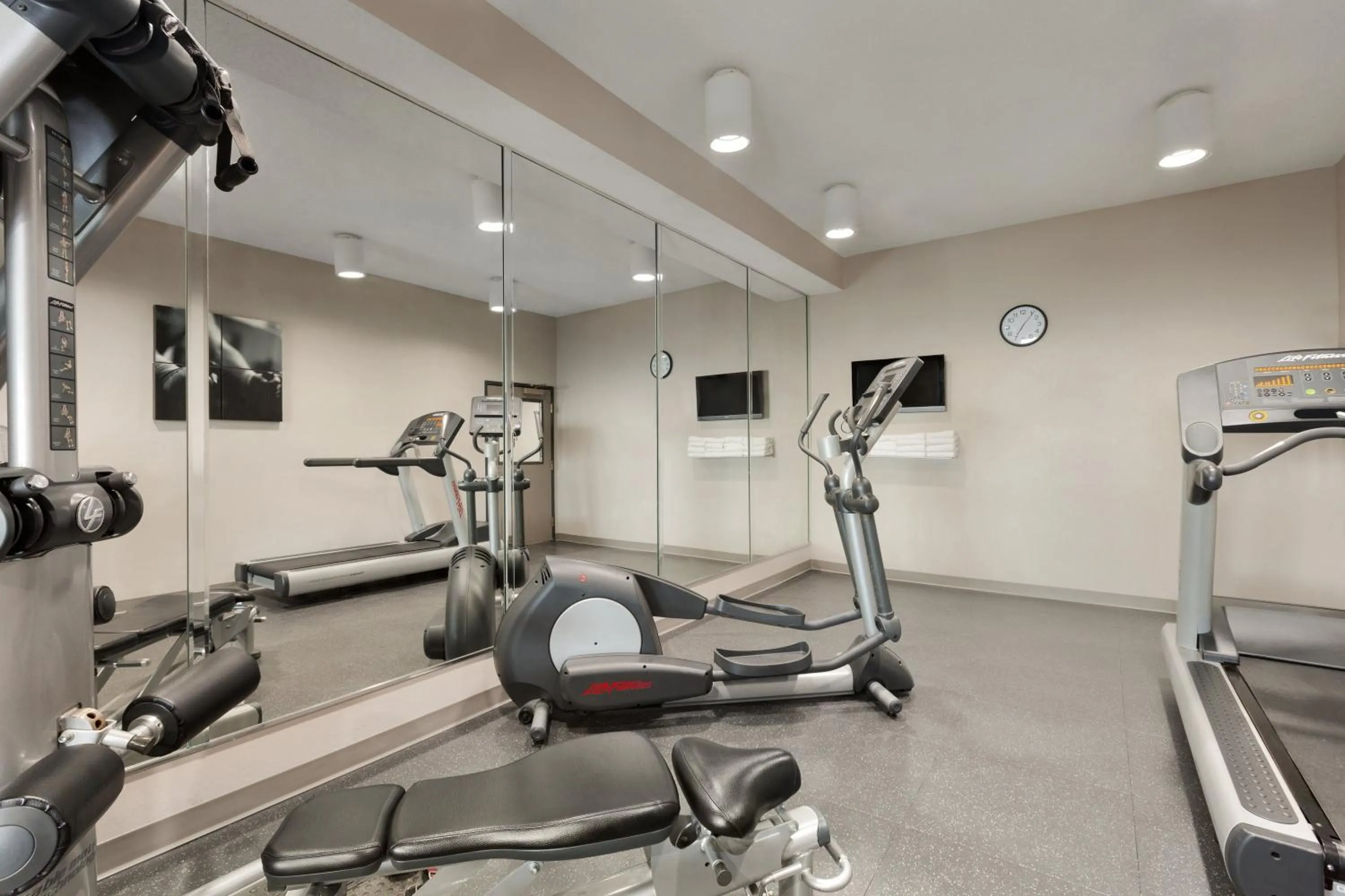 Fitness centre/facilities in Country Inn & Suites by Radisson, Warner Robins, GA