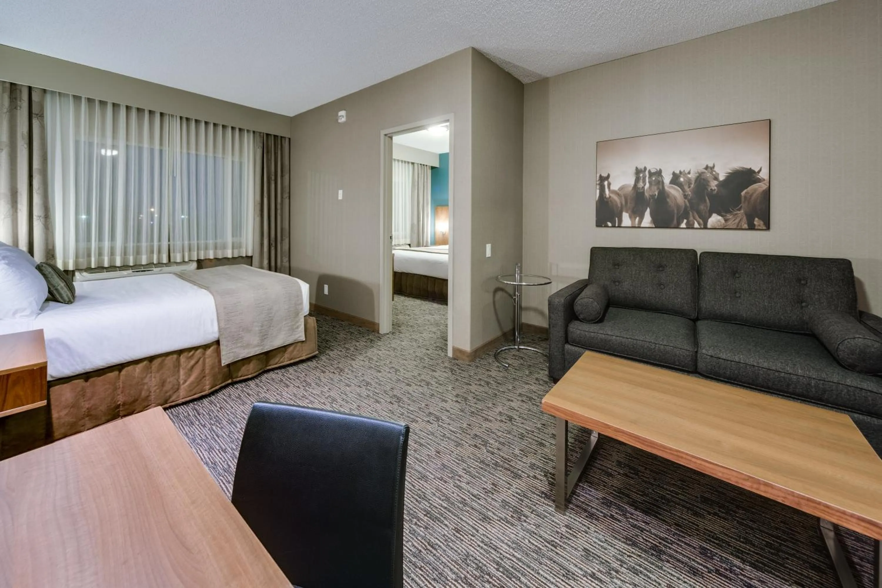 Seating area, Bed in Heritage Inn Hotel & Convention Centre - Pincher Creek