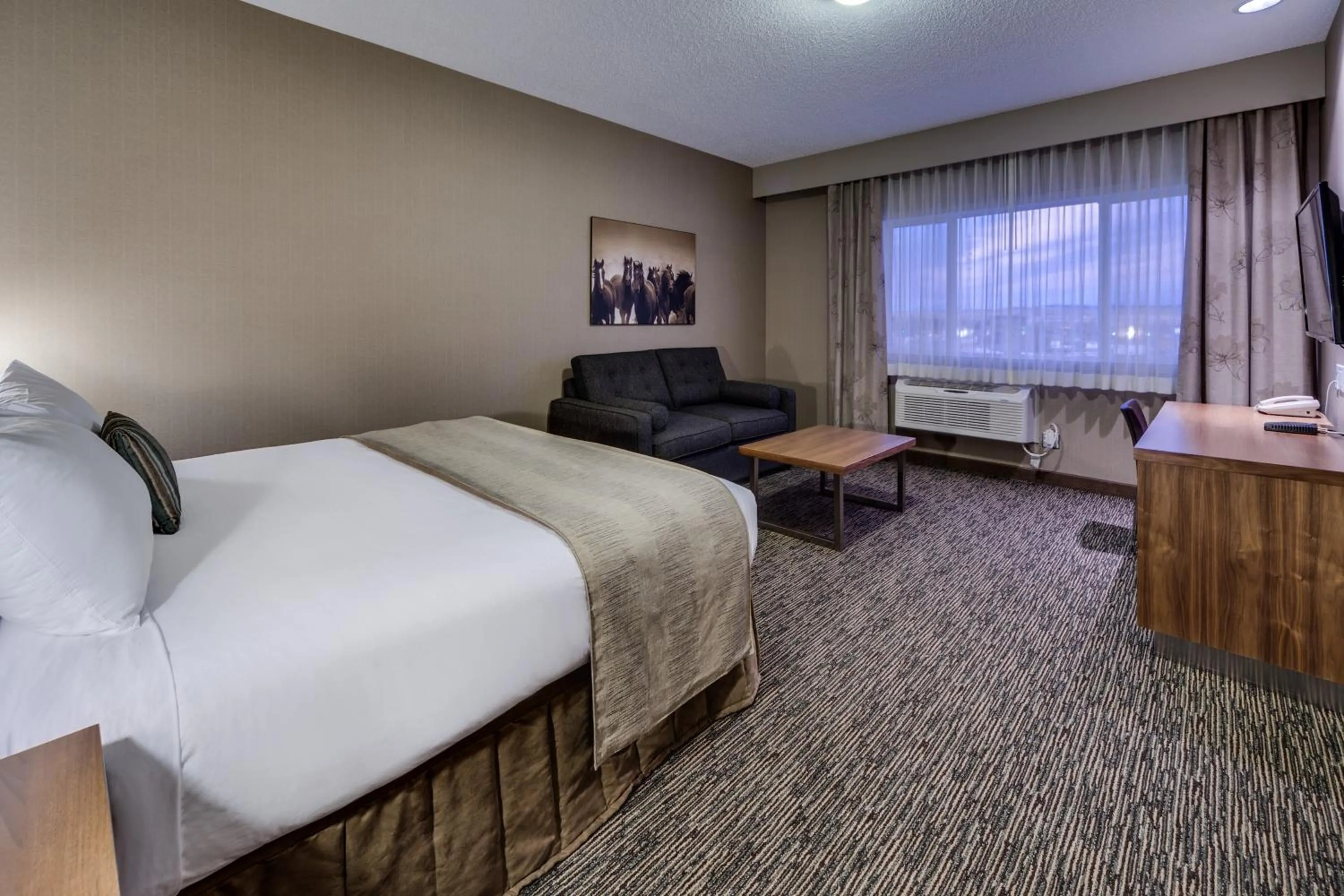 Bed in Heritage Inn Hotel & Convention Centre - Pincher Creek