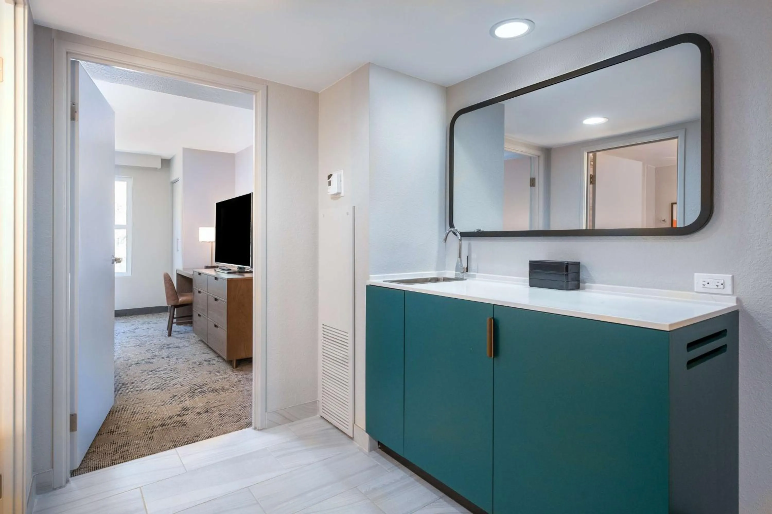 Photo of the whole room in Embassy Suites by Hilton Memphis East Germantown Area