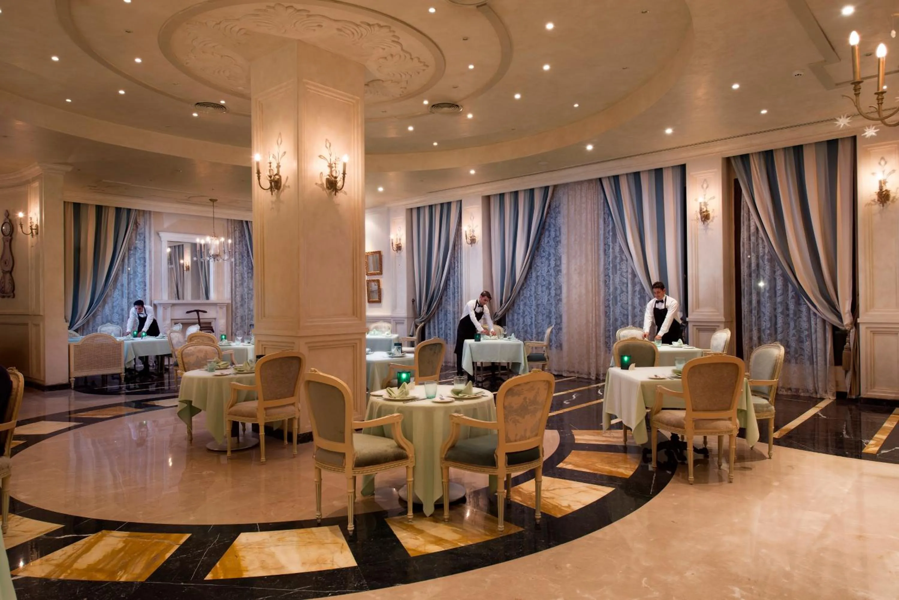 Restaurant/places to eat in Sunrise Arabian Beach Resort