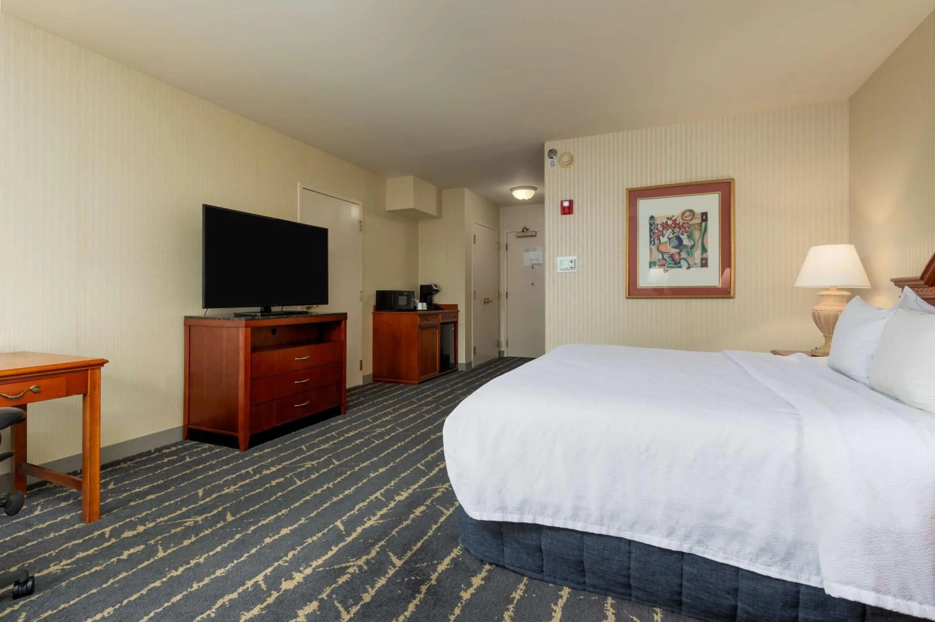 Bed in Hilton Garden Inn Milwaukee Northwest Conference Center