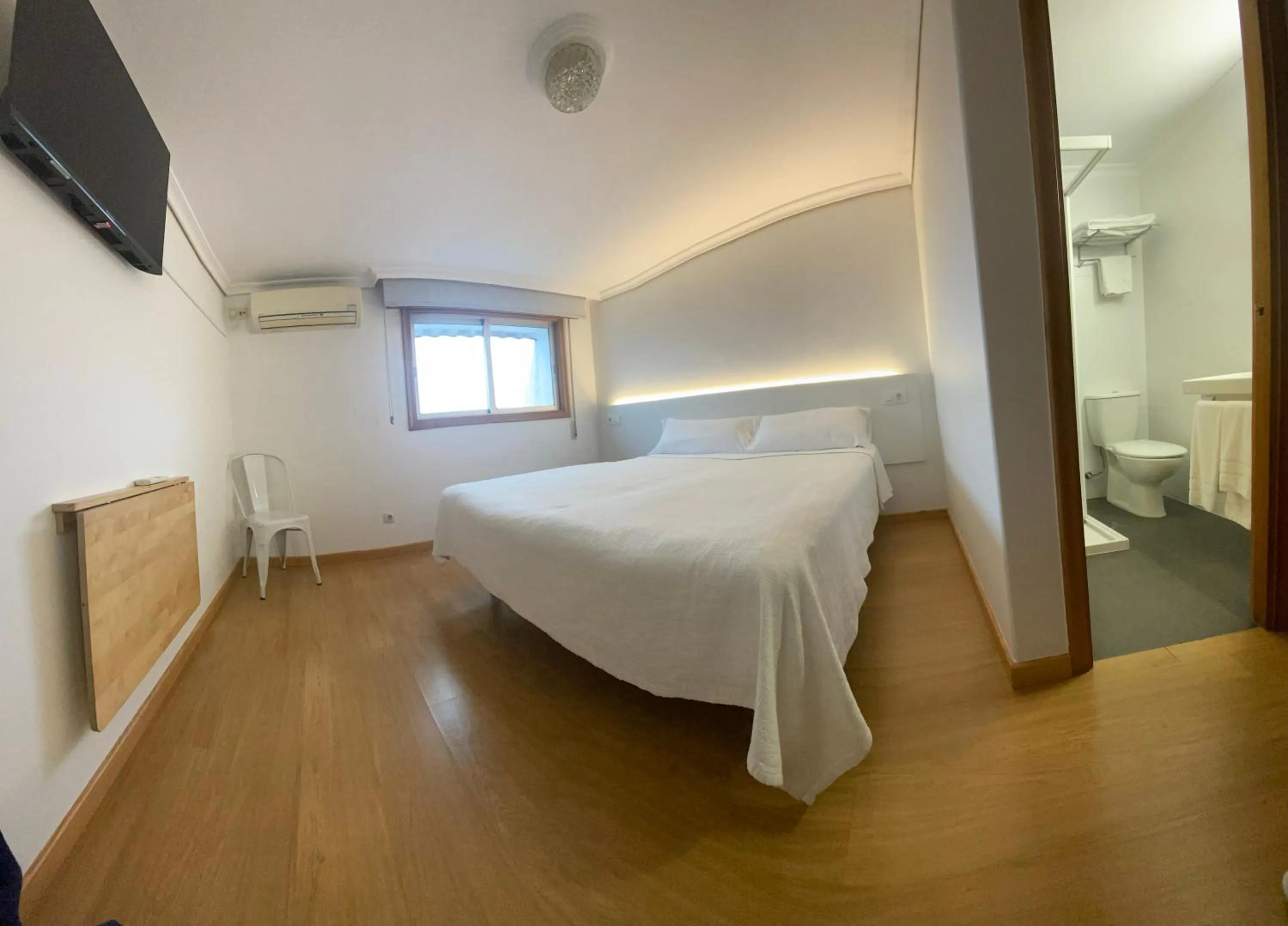 Shower, Bed in Pensión Venus