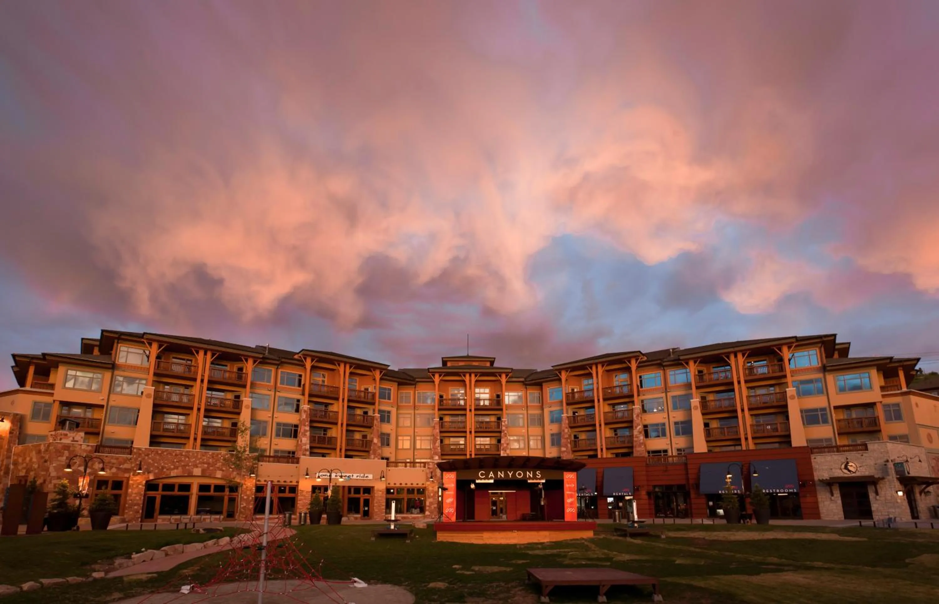 Facade/entrance in Sundial Lodge by All Seasons Resort Lodging