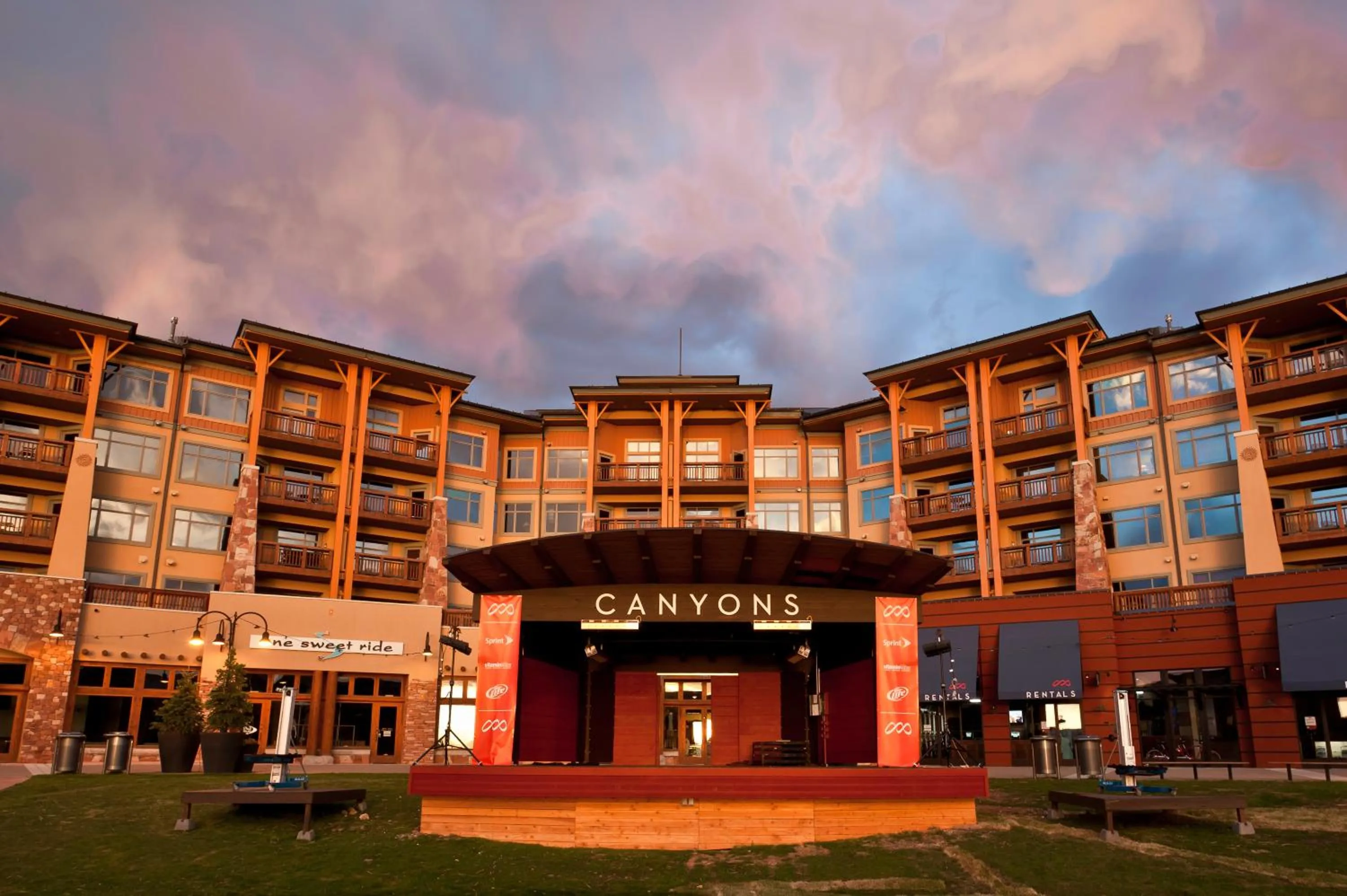 Facade/entrance in Sundial Lodge by All Seasons Resort Lodging
