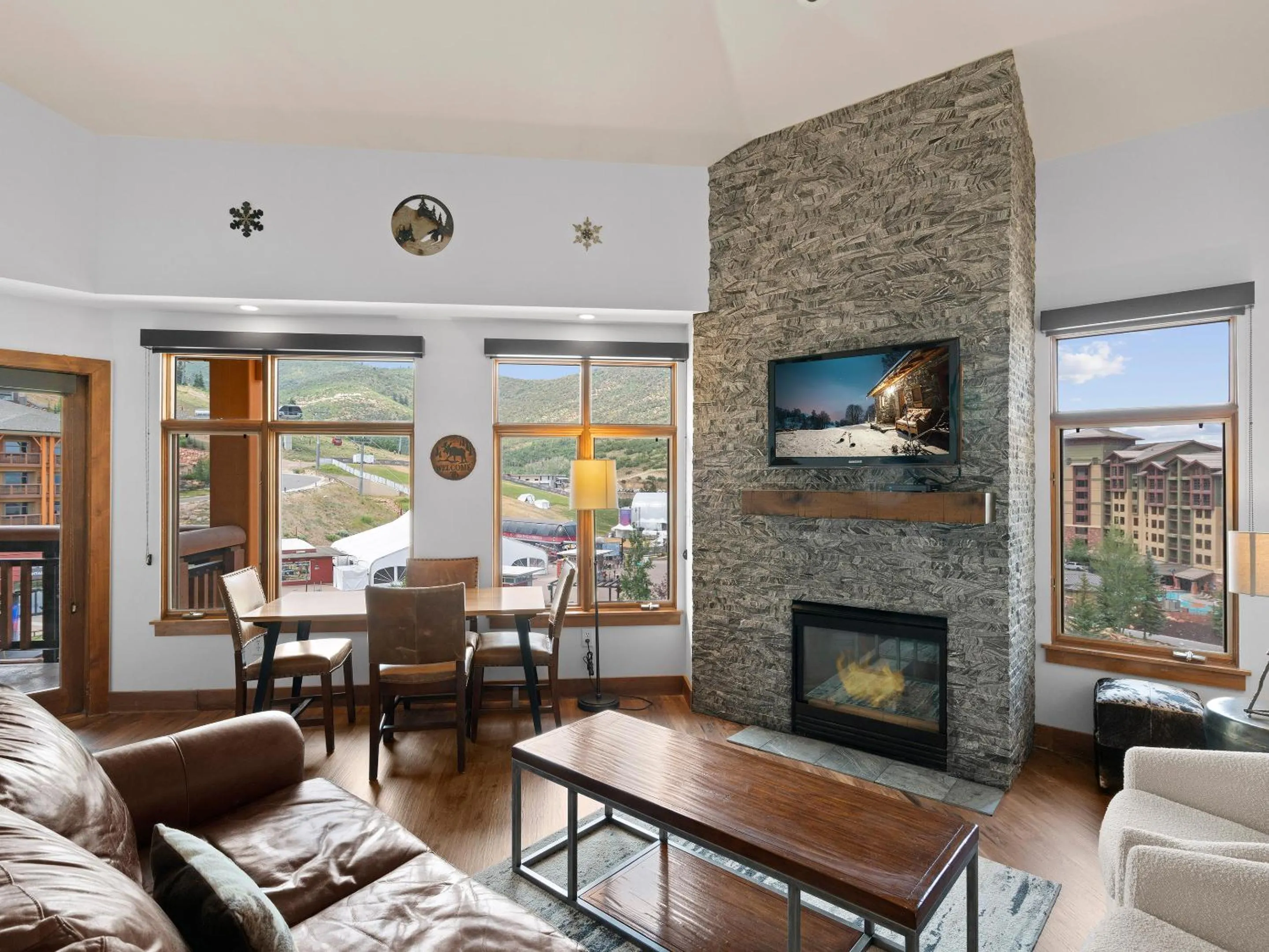 Living room in Sundial Lodge by All Seasons Resort Lodging