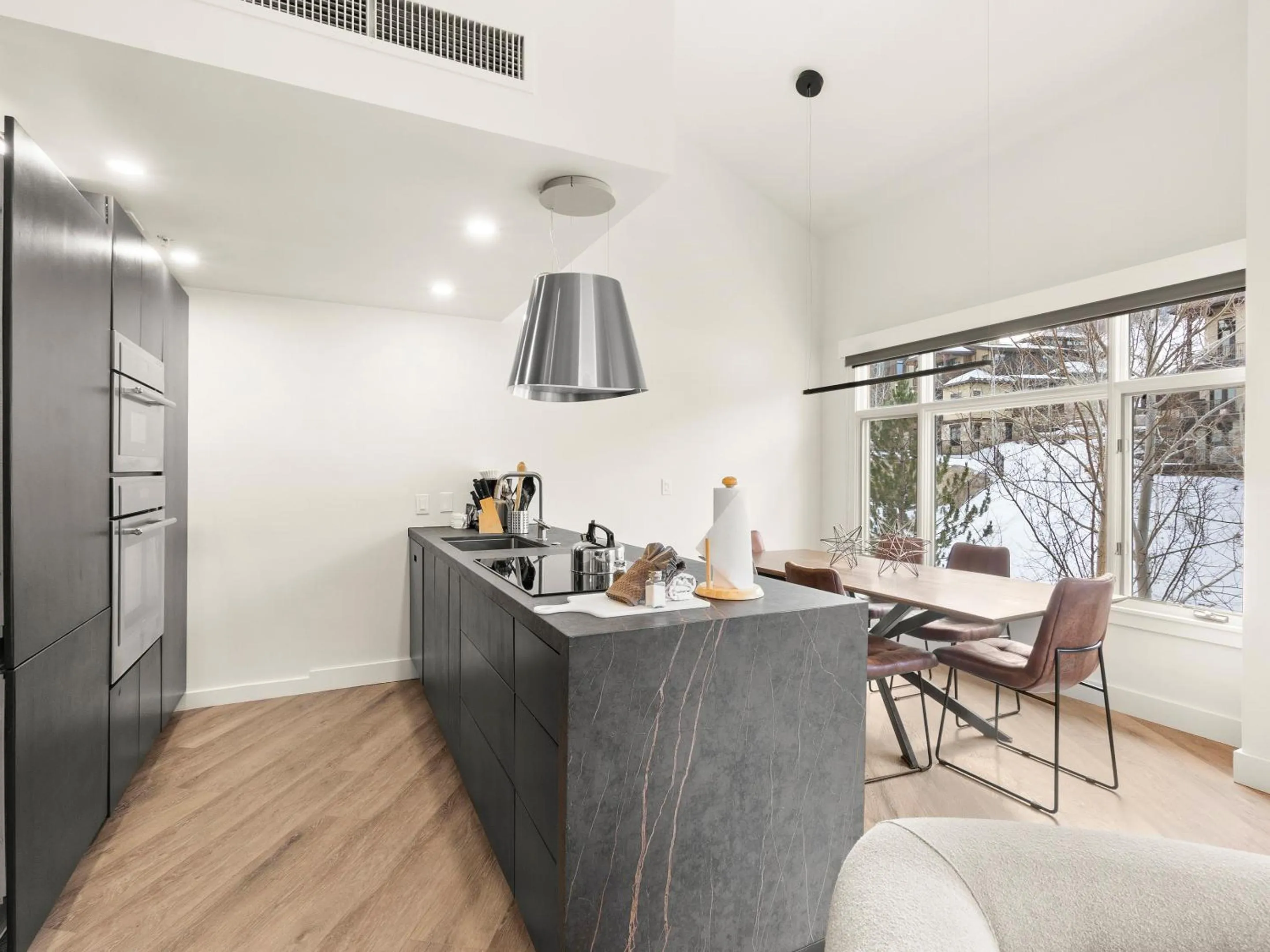 Dining area in Sundial Lodge by All Seasons Resort Lodging