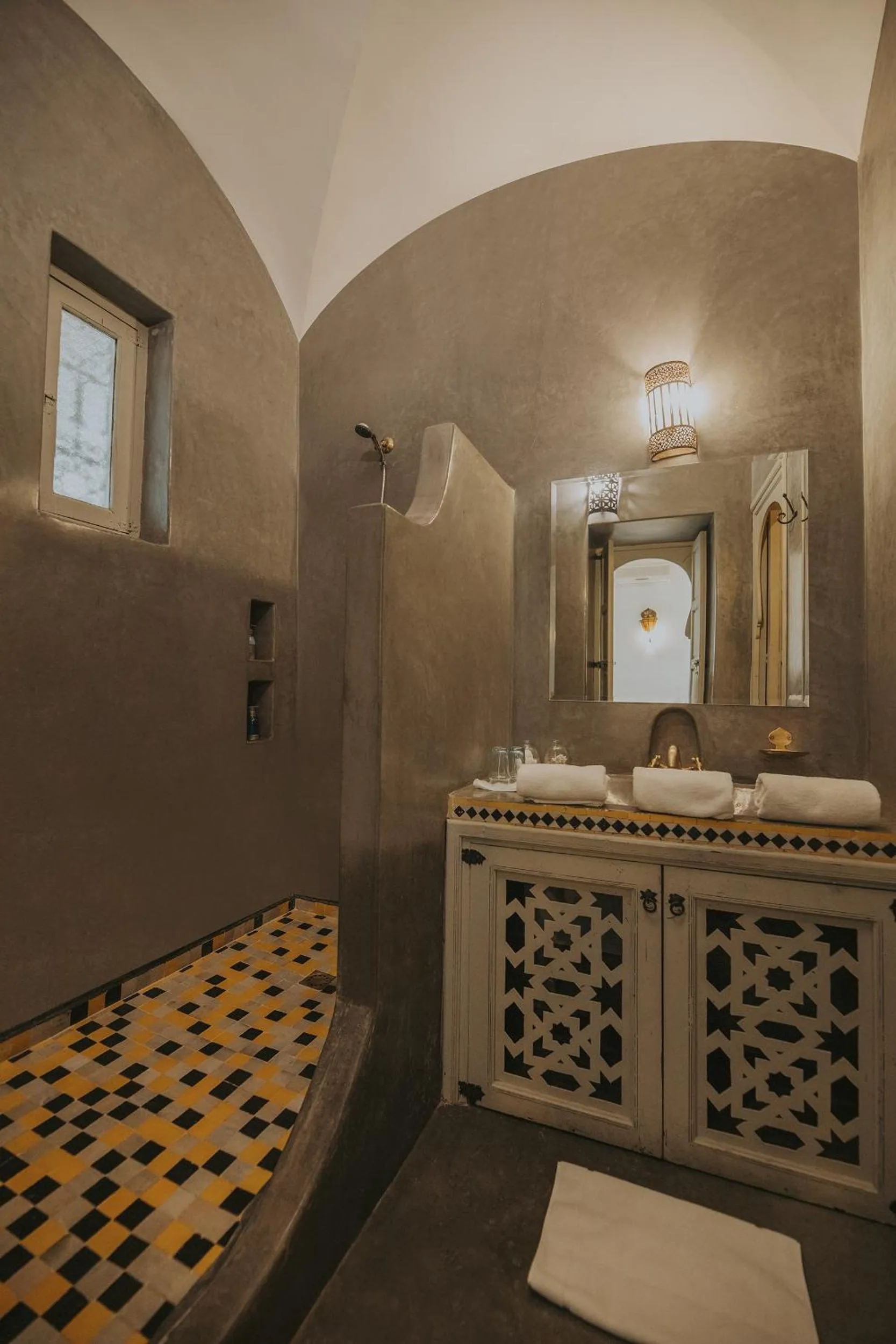 Bathroom, Bed in Riad Oriental Glory & Spa