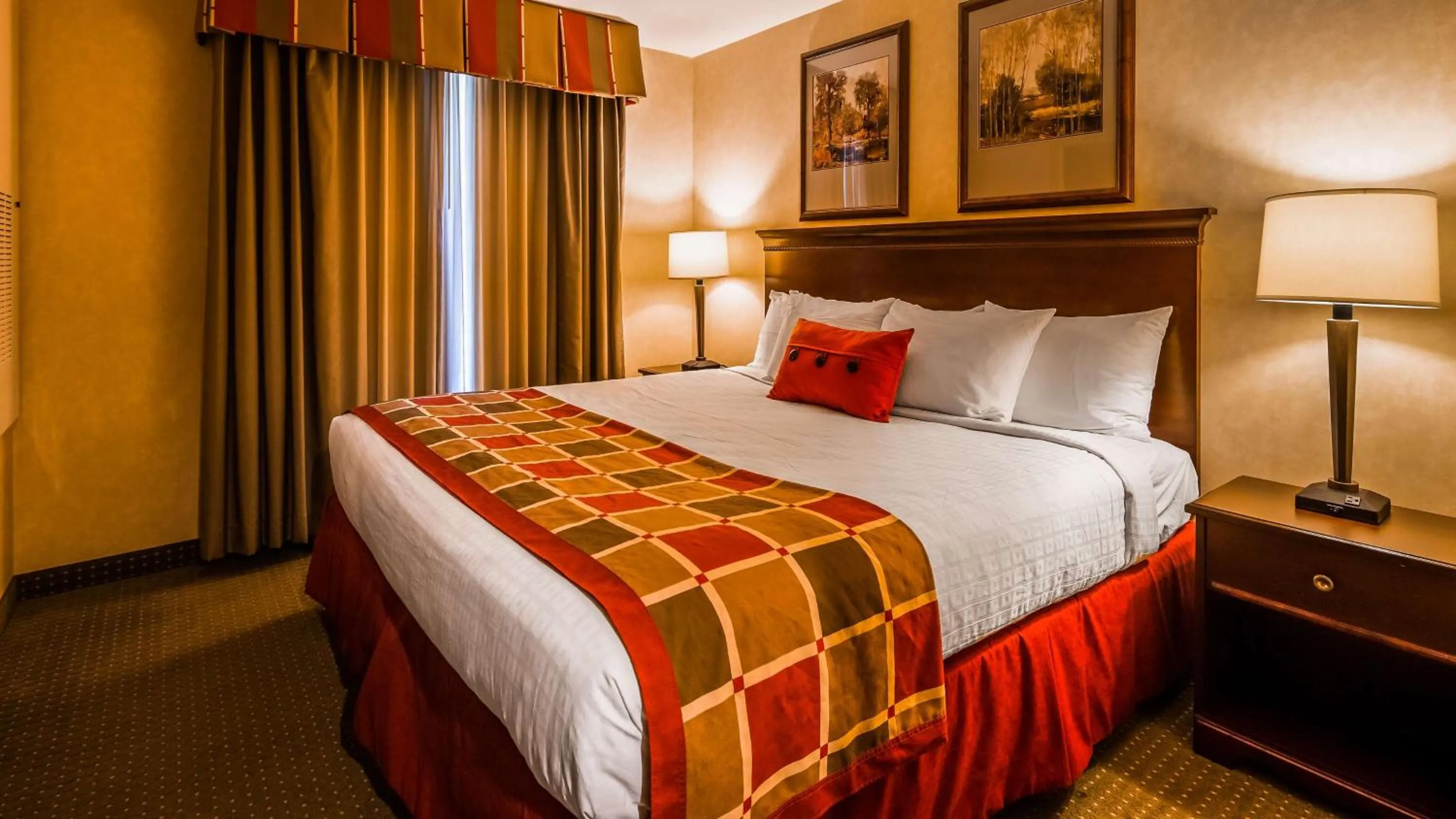 Photo of the whole room, Bed in Best Western Plus Ticonderoga