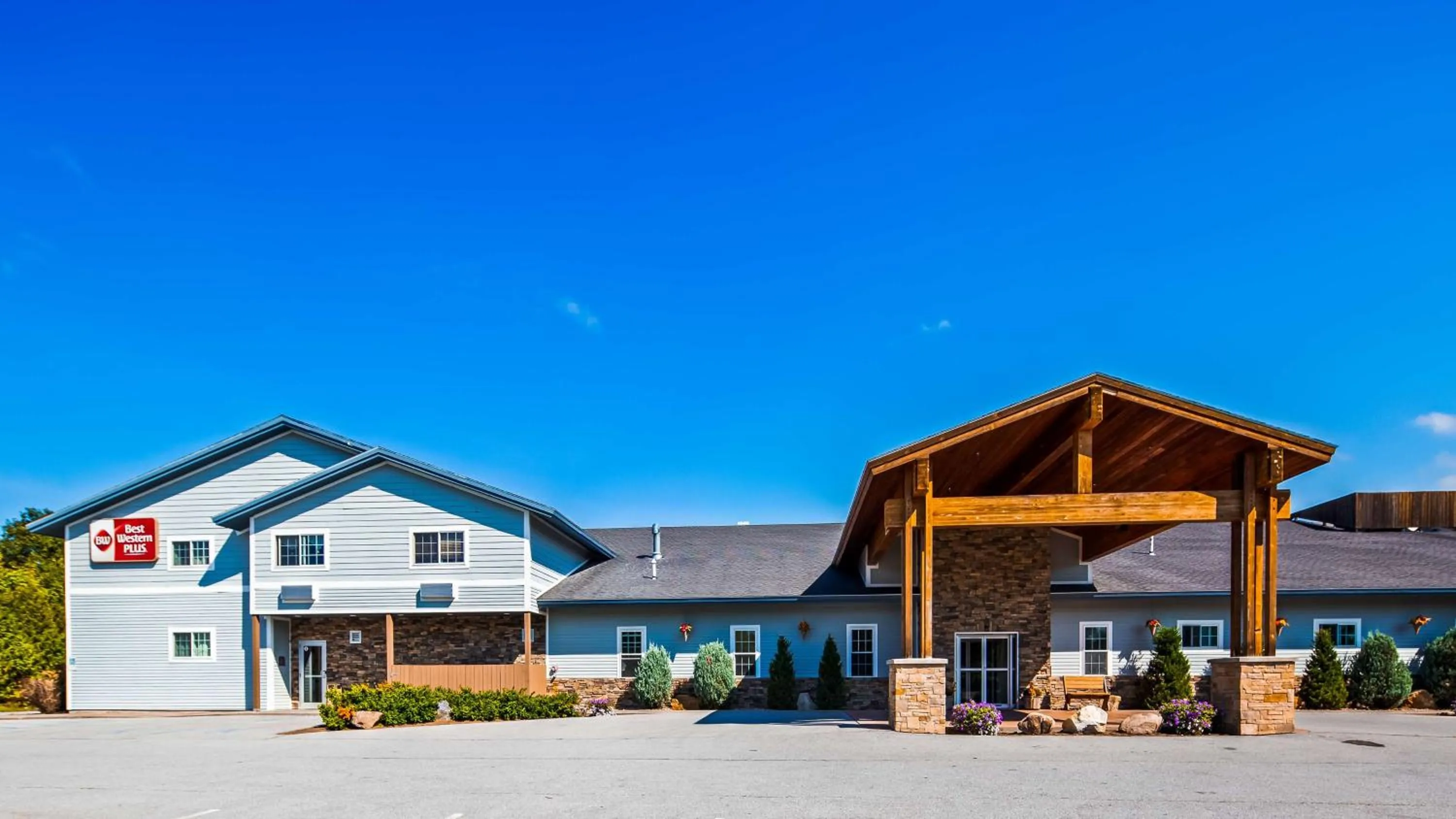 Property building in Best Western Plus Ticonderoga