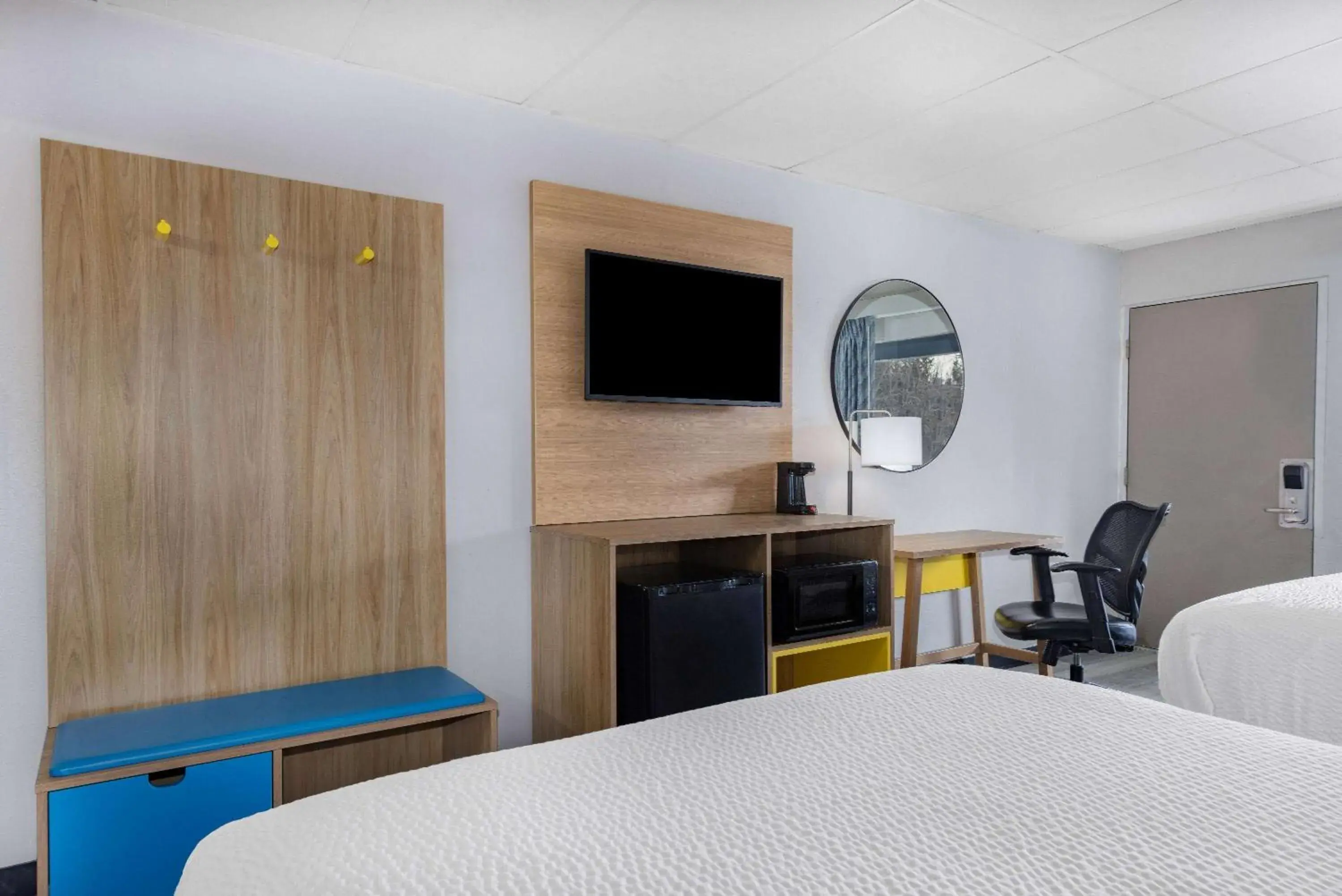 2 Double Beds, Mobility Accessible Room, Smoking in Days Inn by Wyndham Fredericksburg North 2 Double Beds, Mobility Accessible Room, Smoking in Days Inn by Wyndham Fredericksburg North