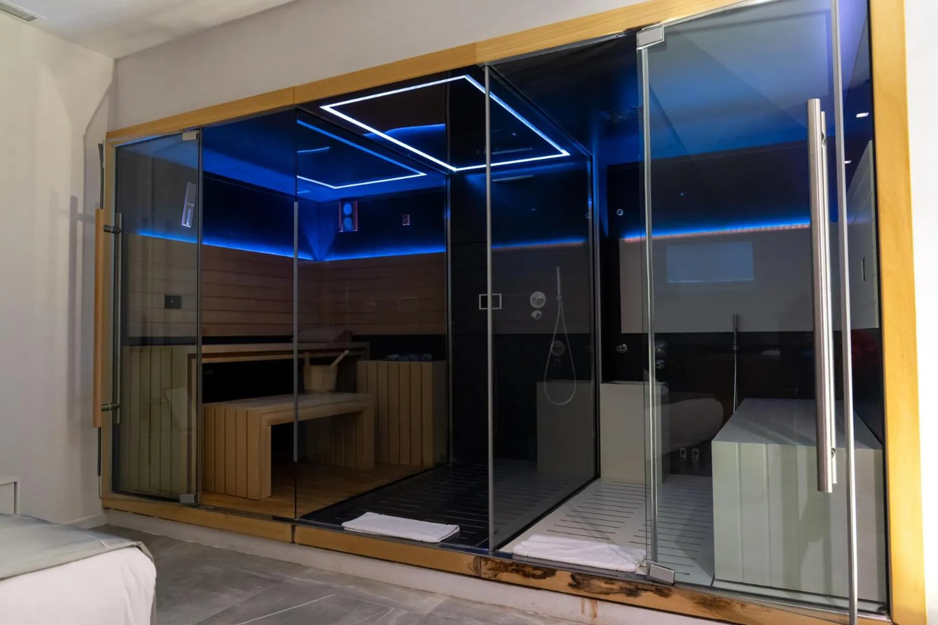 Shower in Secret Garden Resort & Spa