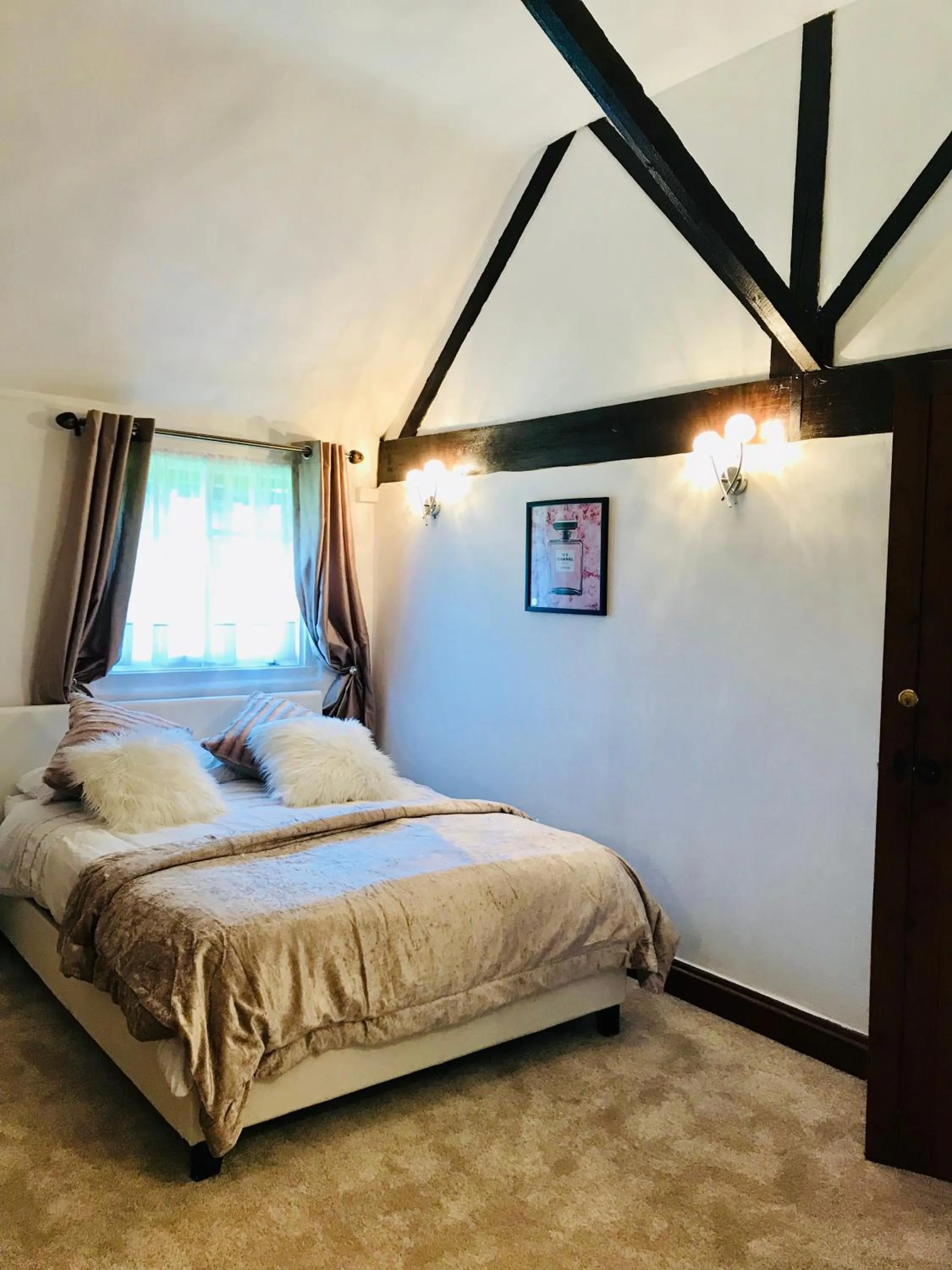 Bed in Oldlands Farmhouse Gatwick