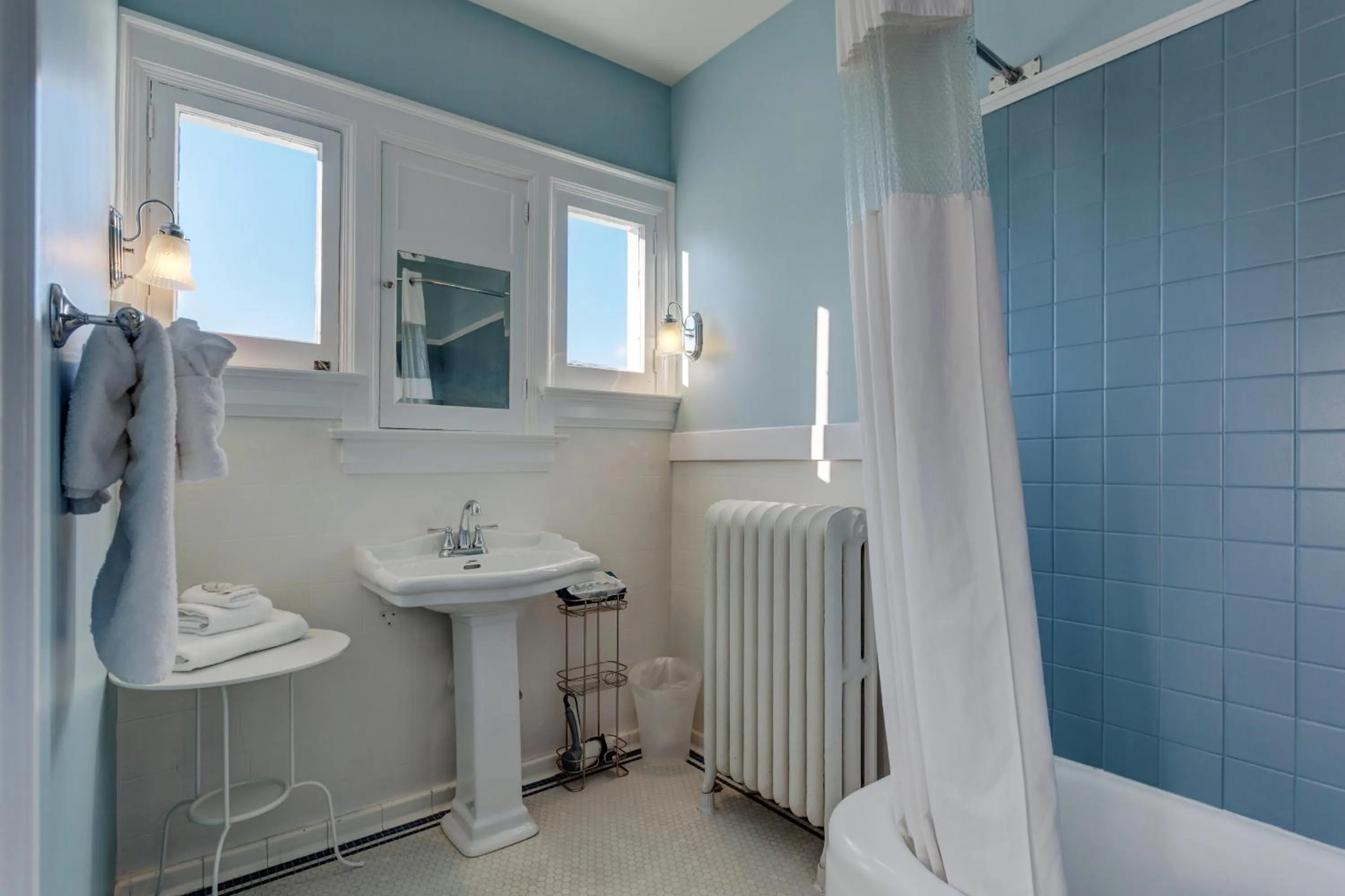 Bathroom in Nantucket Inn - Anacortes