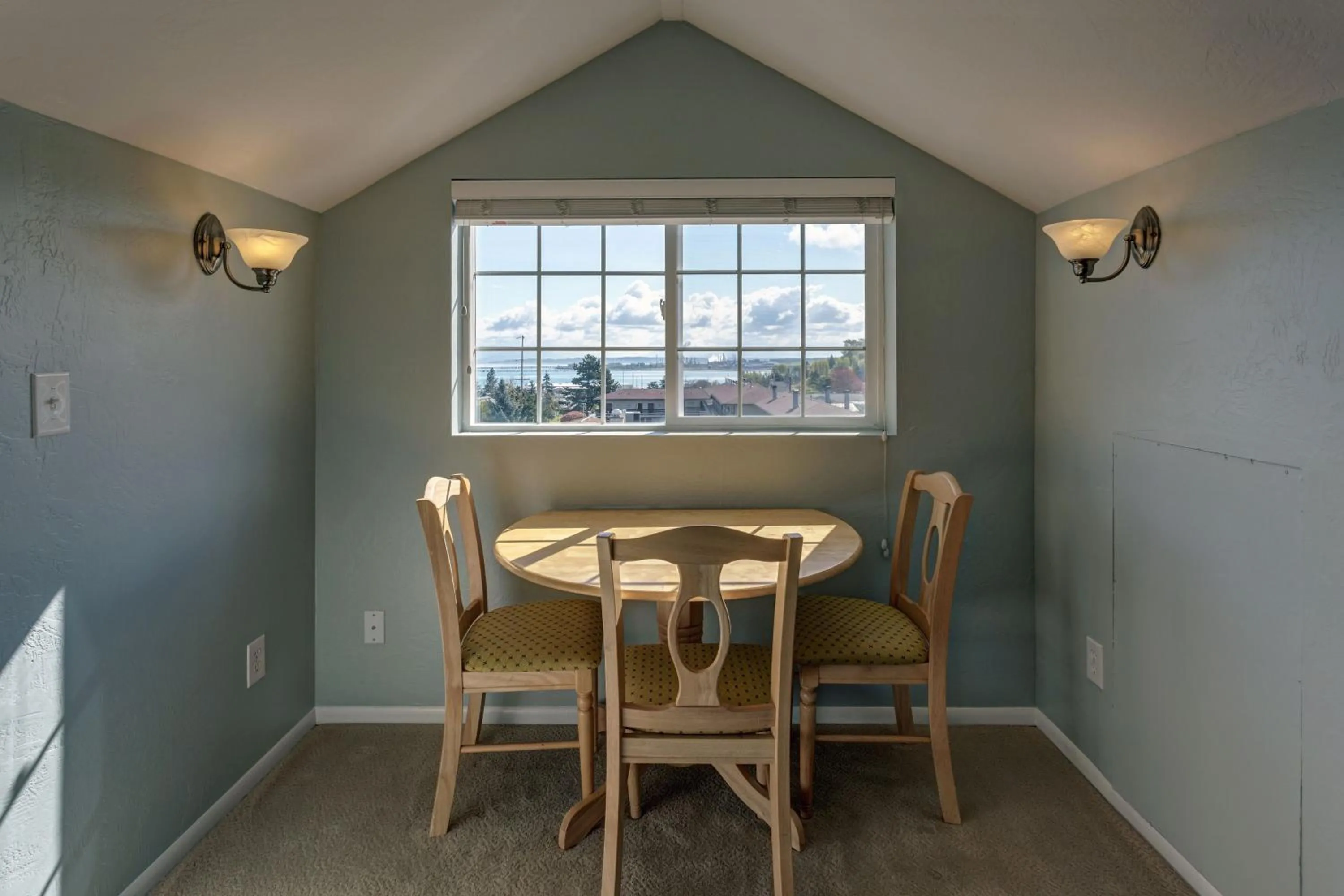 Dining area in Nantucket Inn - Anacortes