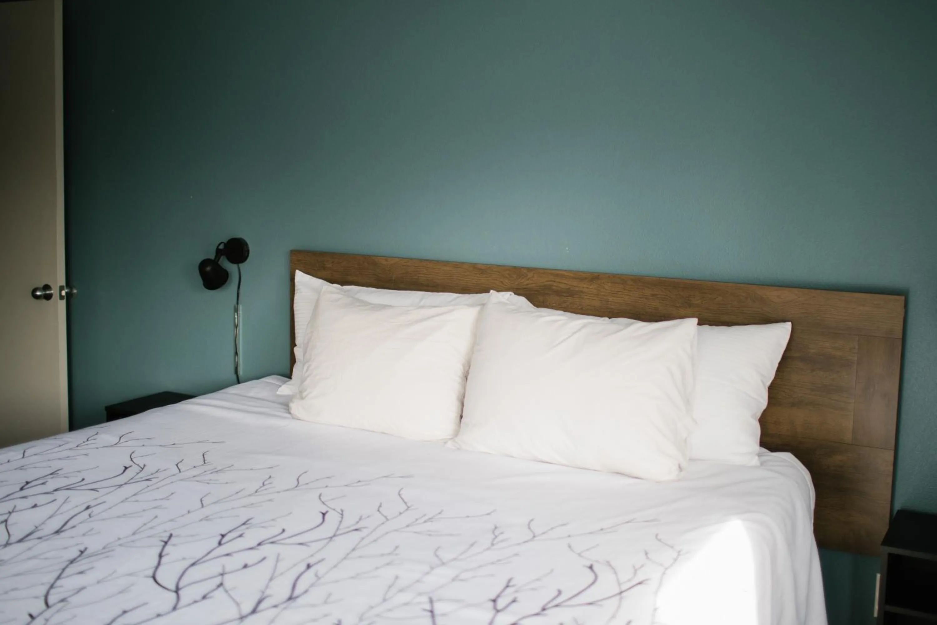 Bedroom, Bed in Friday Harbor Suites