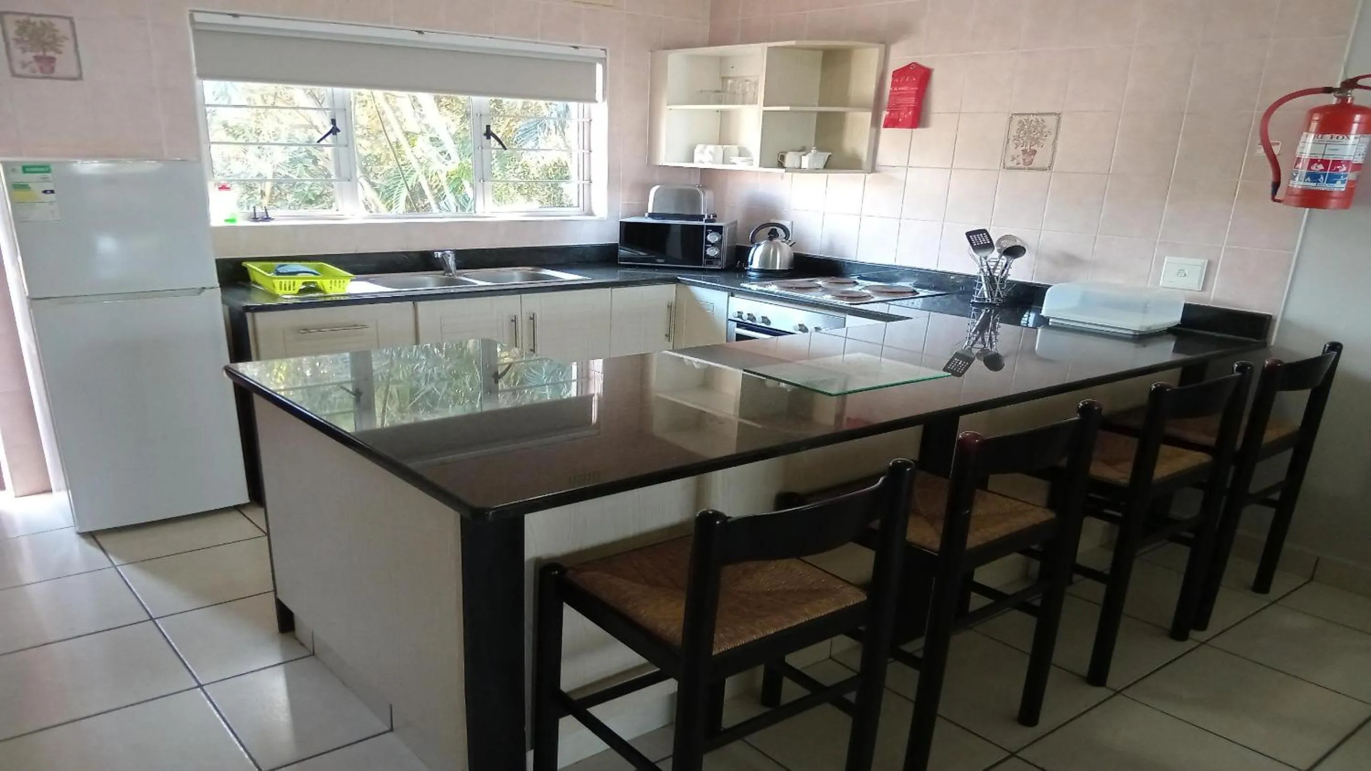 Dining area in Sunrise Beach Resort