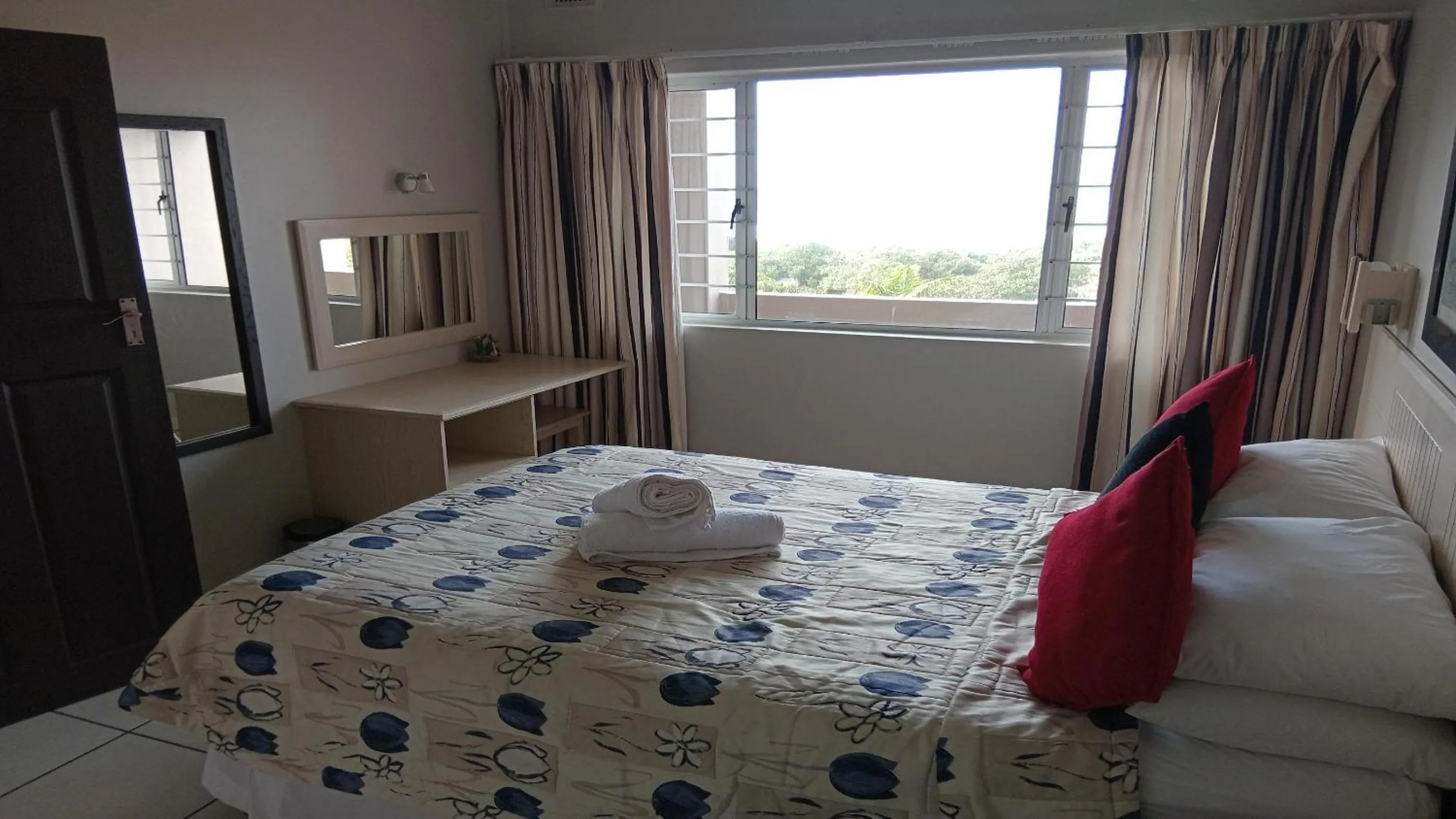Photo of the whole room, Bed in Sunrise Beach Resort