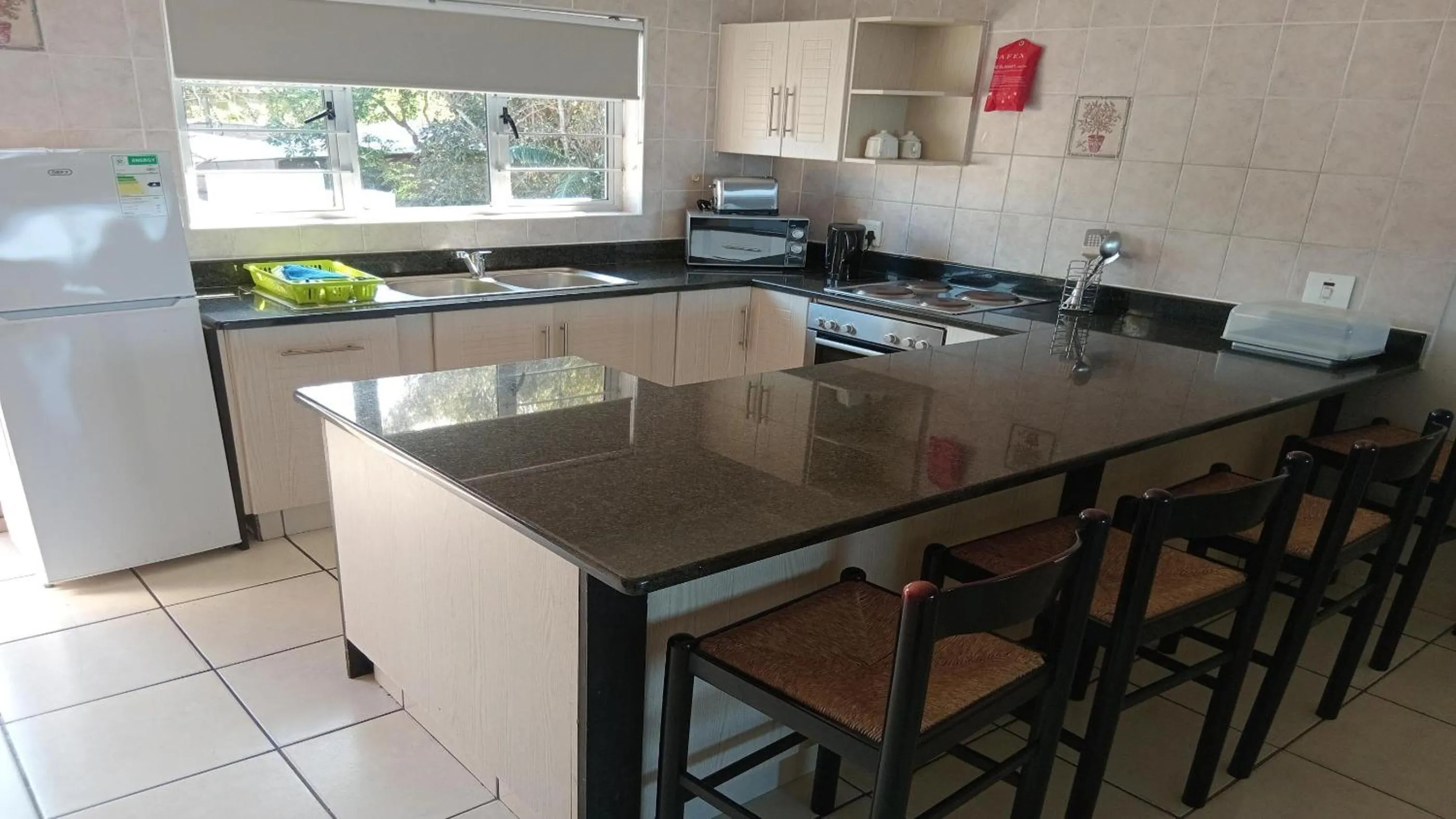 Dining area in Sunrise Beach Resort