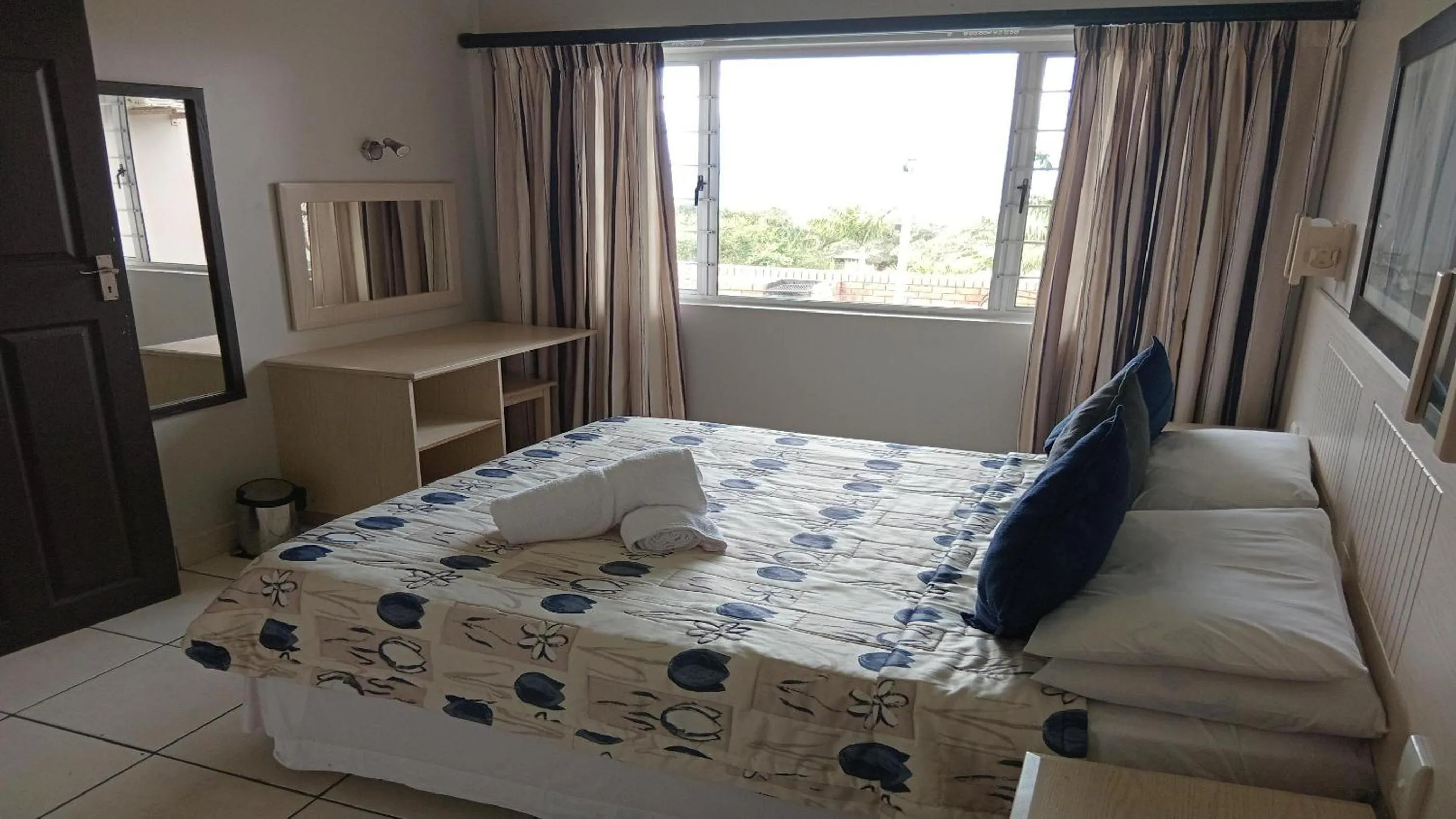 Photo of the whole room, Bed in Sunrise Beach Resort