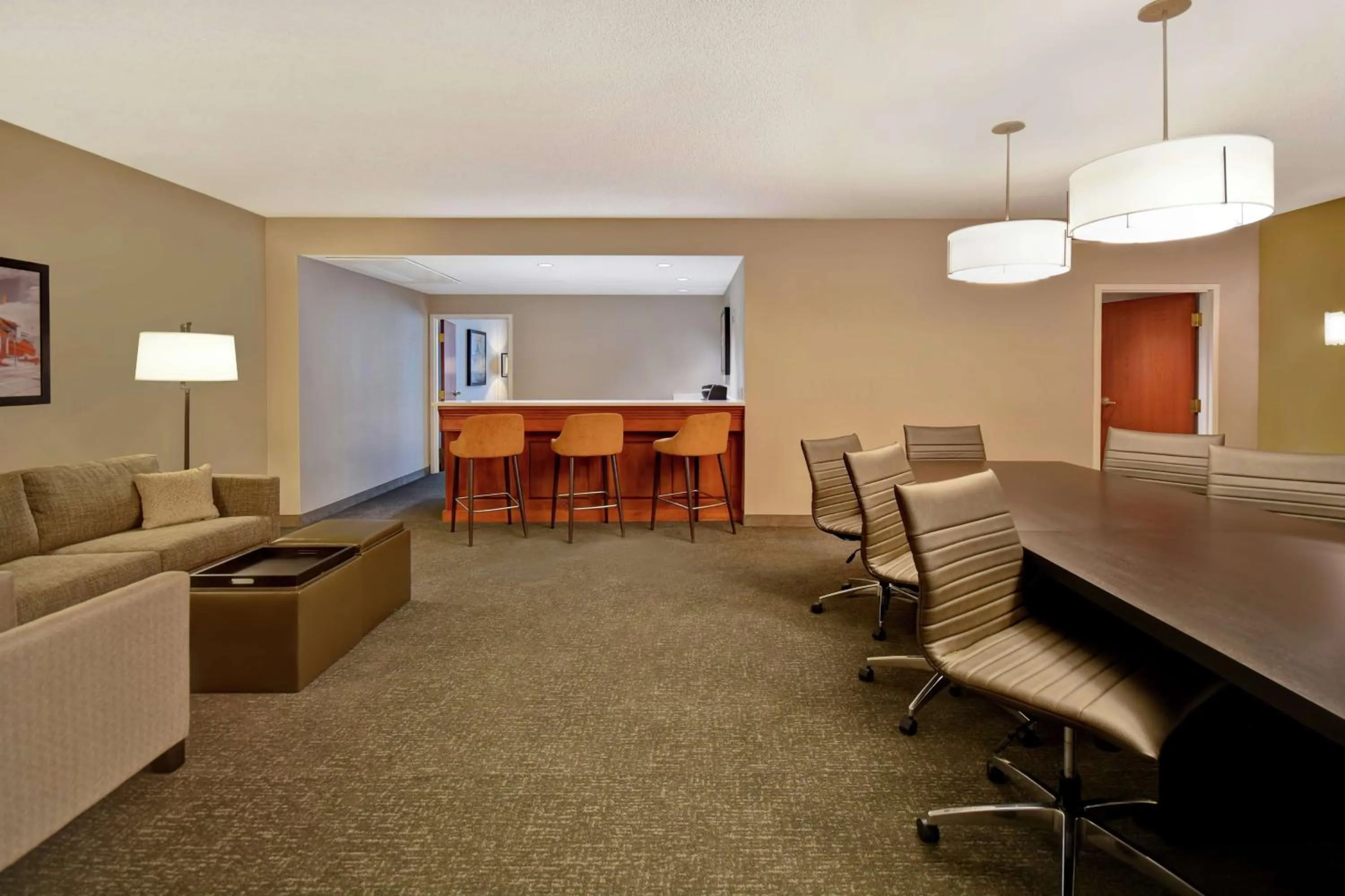 Living room in Embassy Suites Little Rock