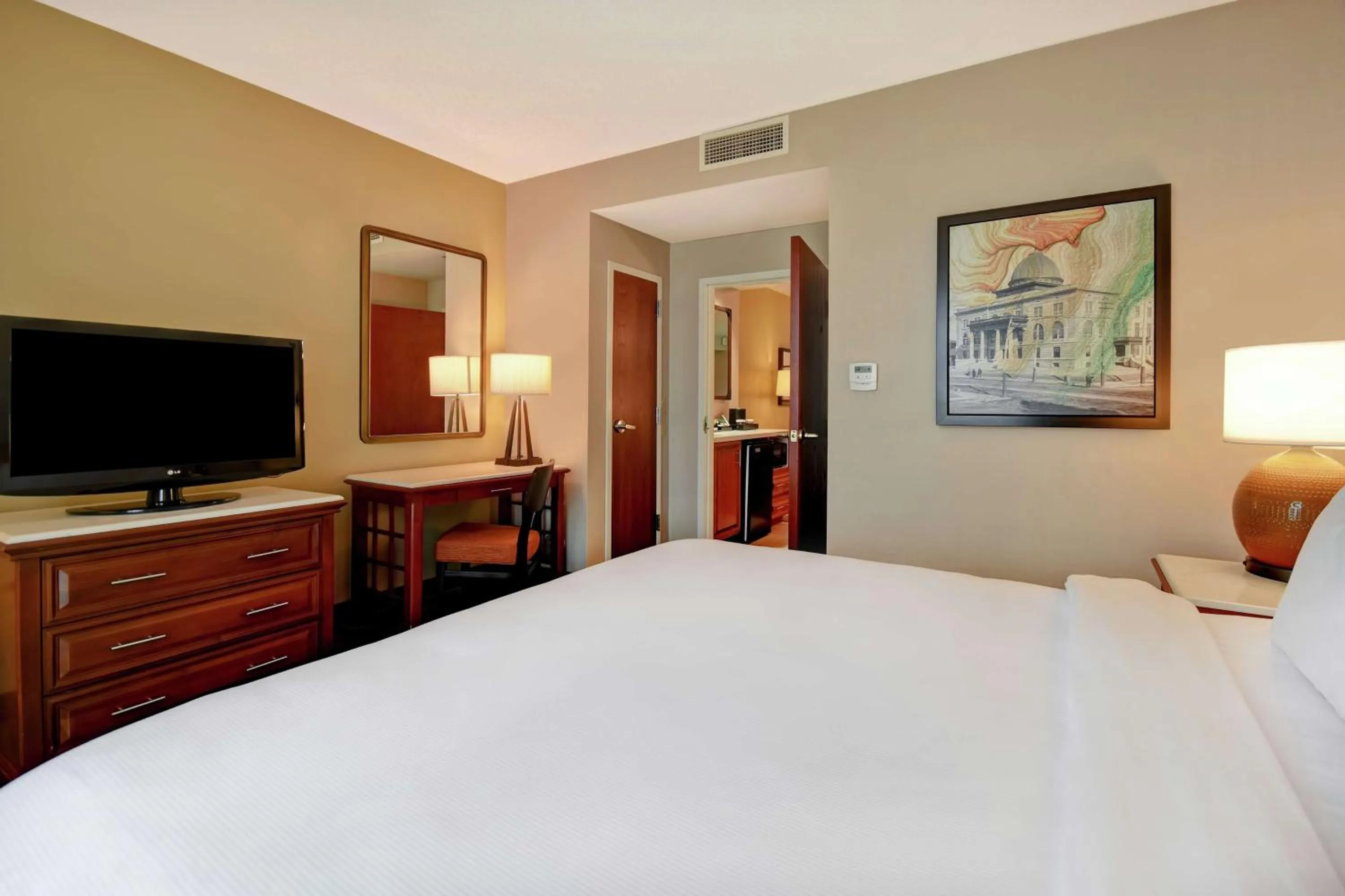 Bedroom, Bed in Embassy Suites Little Rock