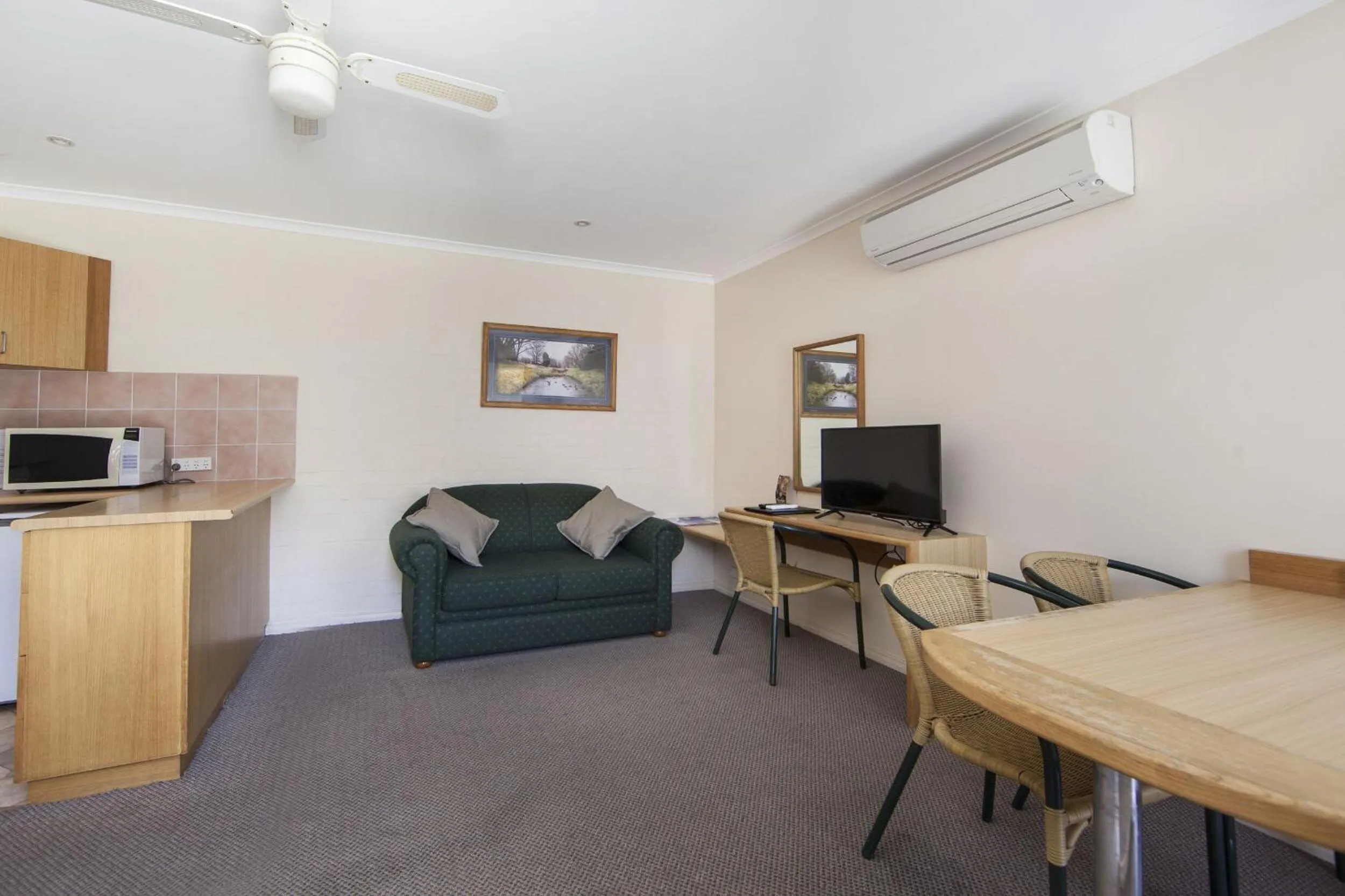 Dining area in Redhill Cooma Motor Inn