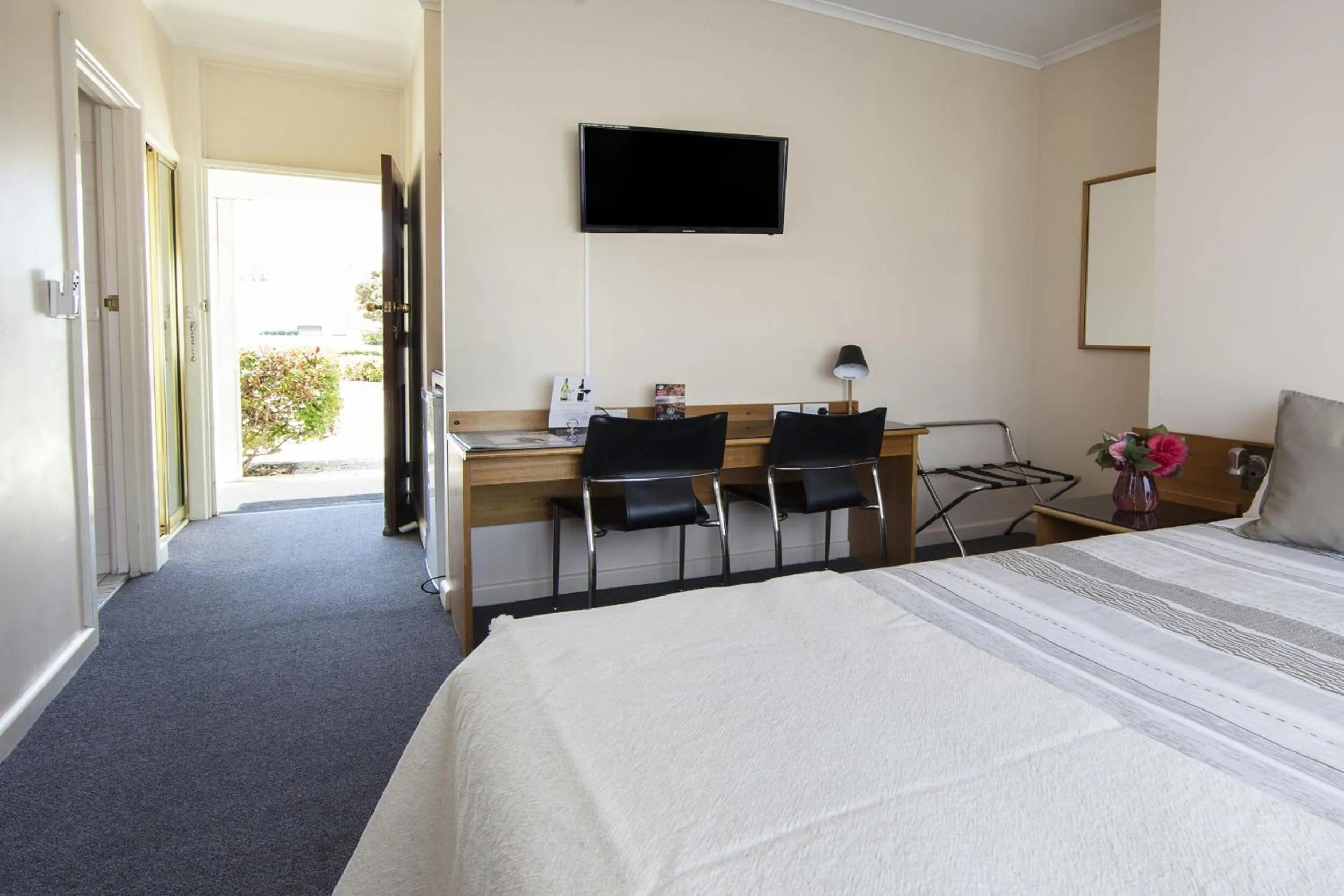 Bedroom, Bed in Redhill Cooma Motor Inn