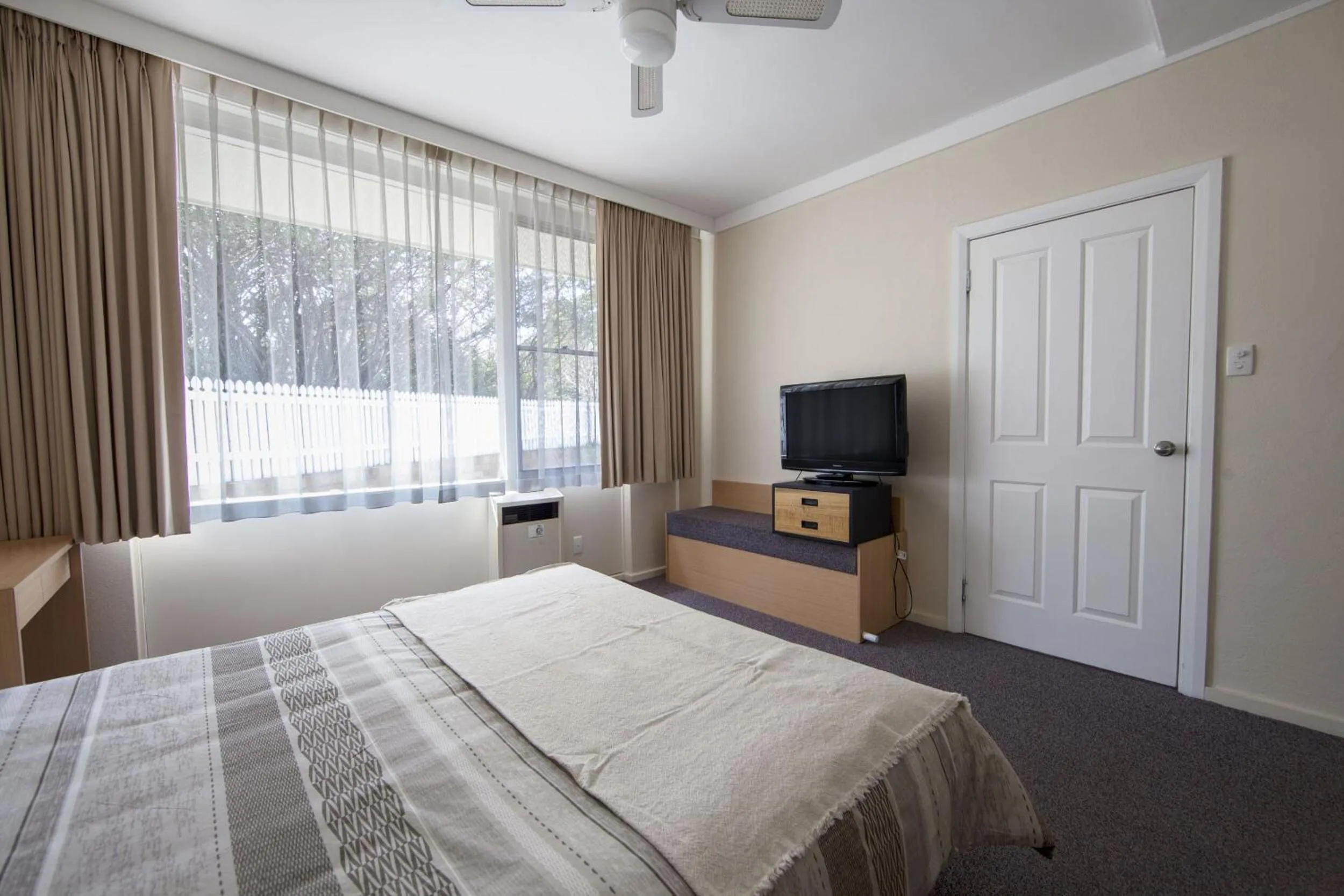 Bedroom, Bed in Redhill Cooma Motor Inn
