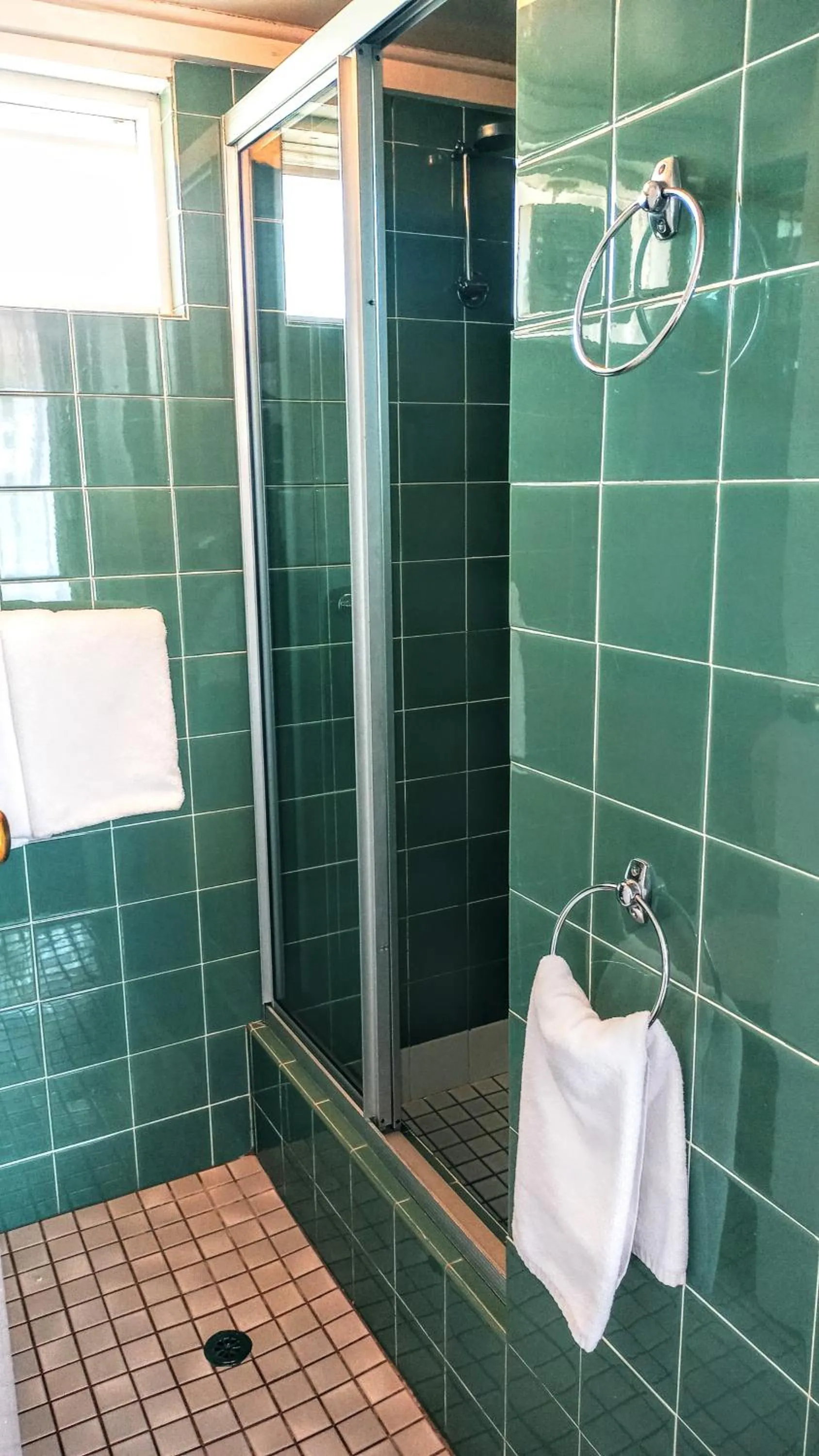 Bathroom in Redhill Cooma Motor Inn