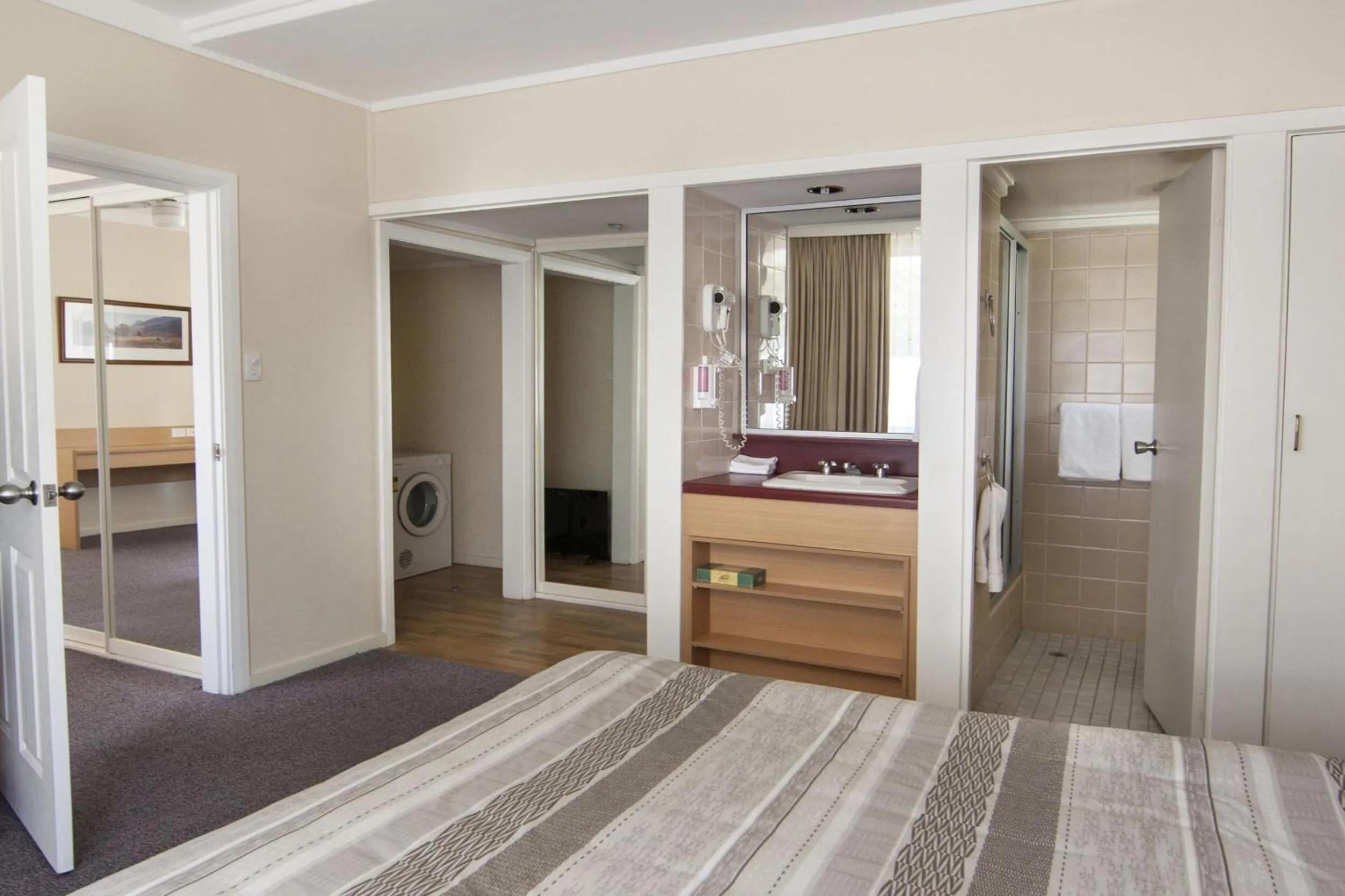 Bedroom, Bed in Redhill Cooma Motor Inn