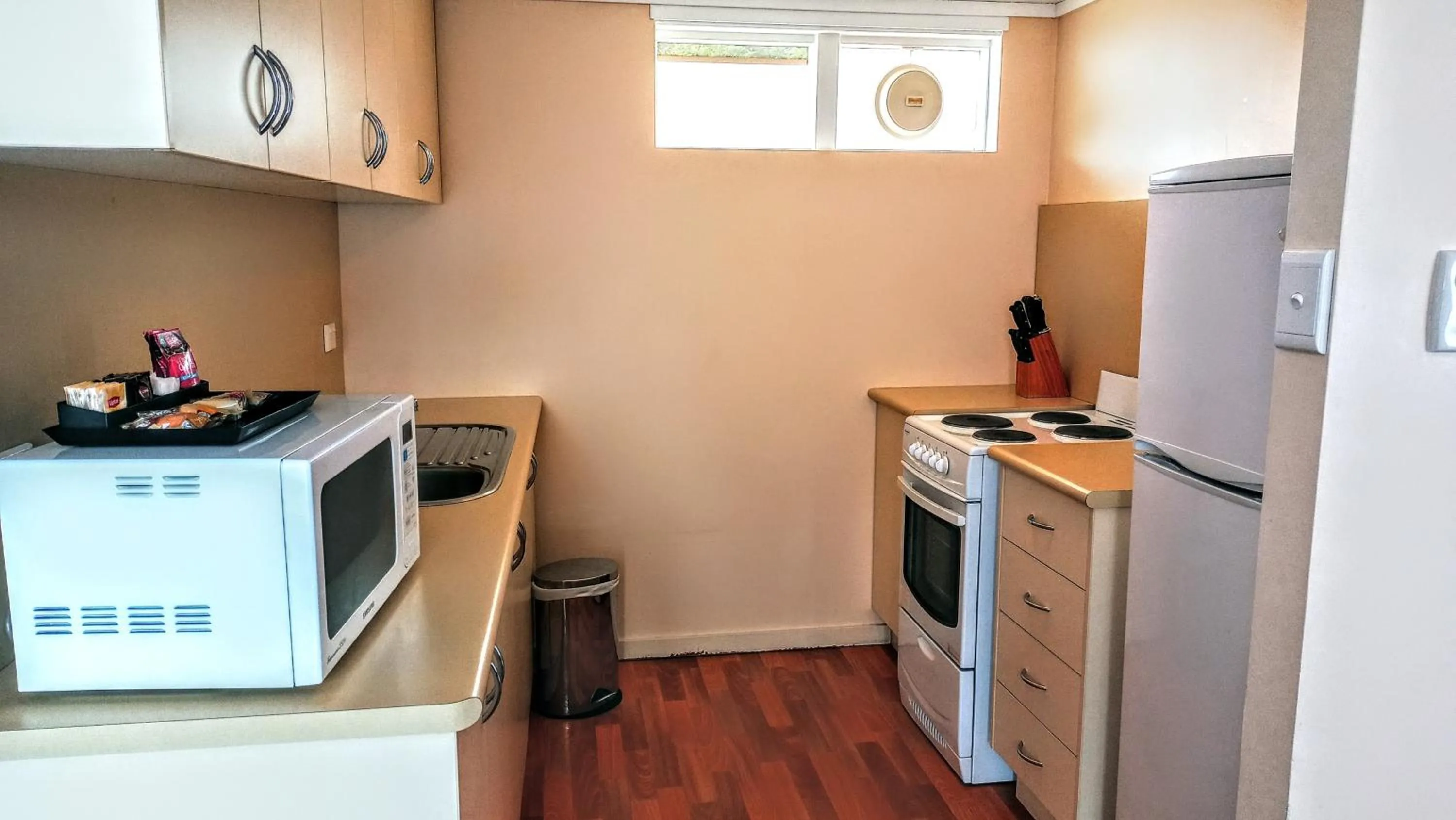 Kitchen or kitchenette in Redhill Cooma Motor Inn