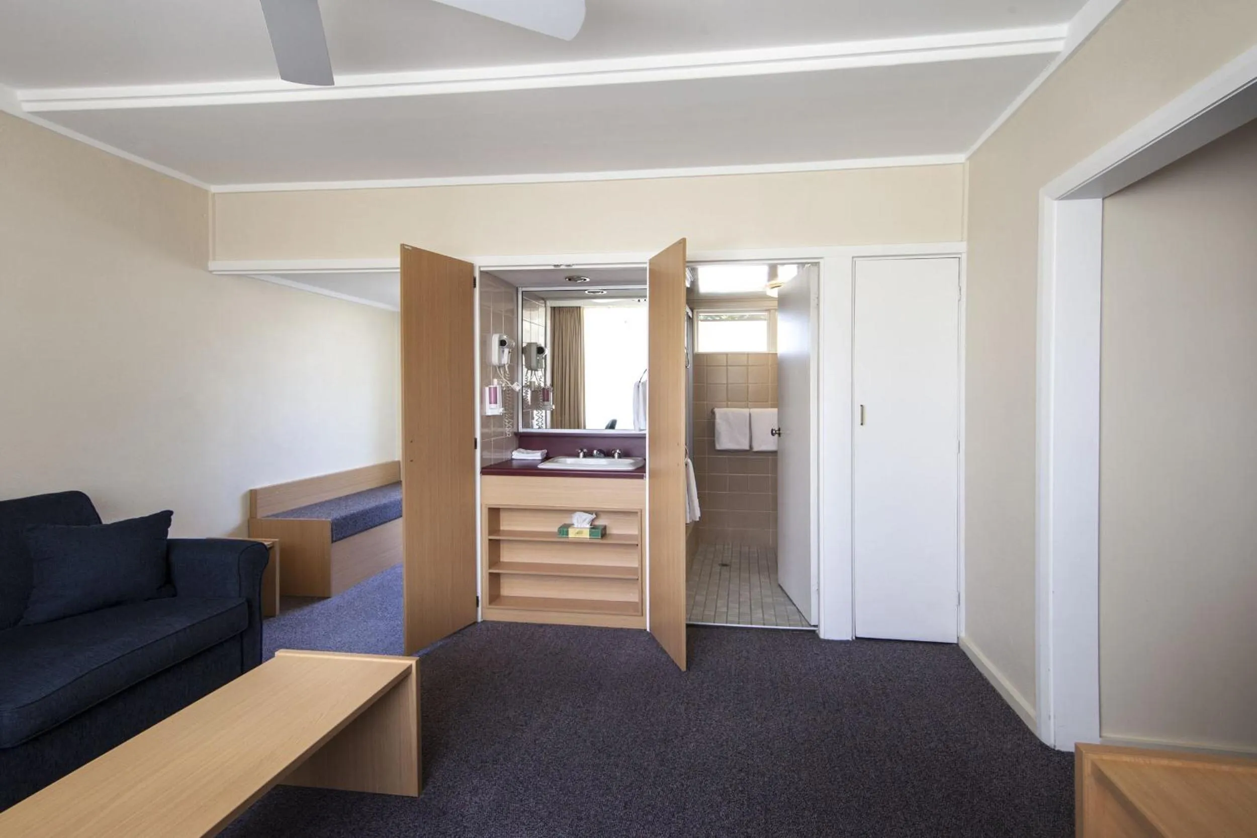 Living room, Bed in Redhill Cooma Motor Inn