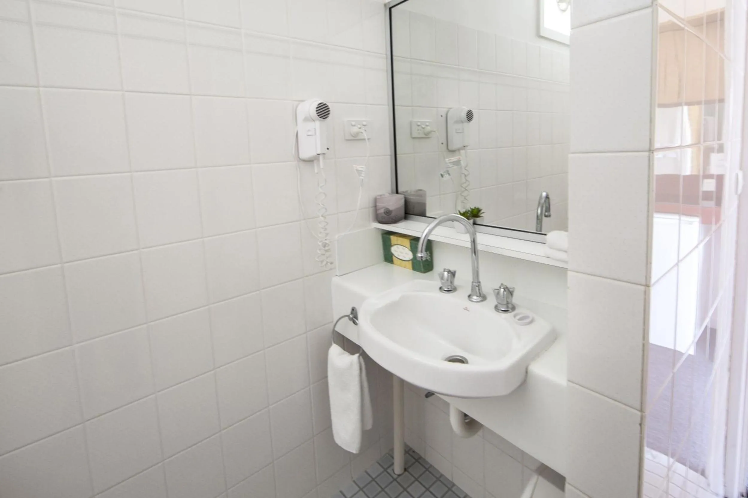 Bathroom in Redhill Cooma Motor Inn