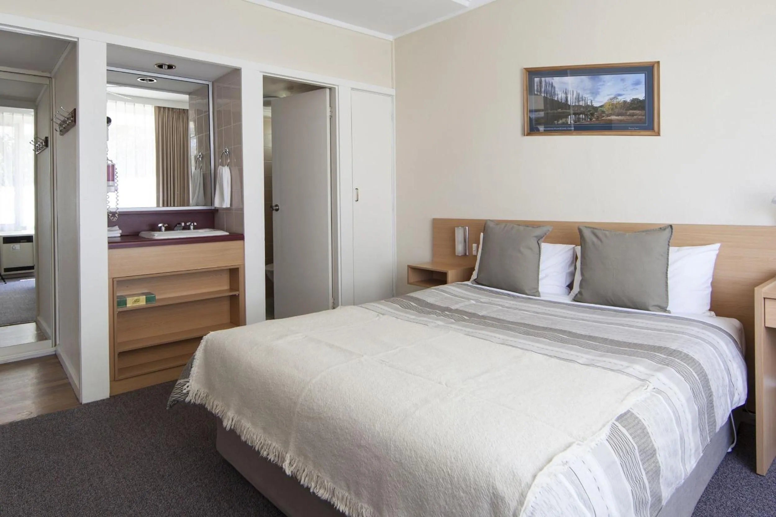 Bedroom, Bed in Redhill Cooma Motor Inn